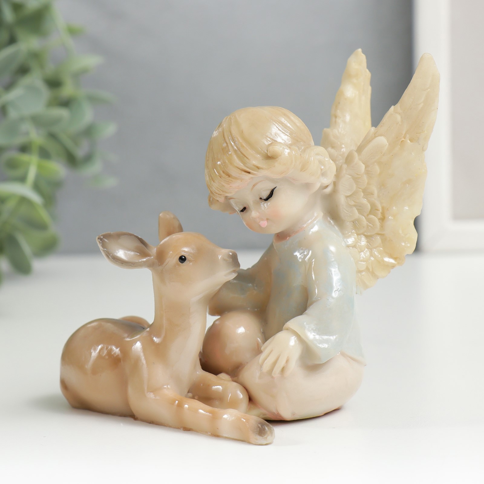 Изображение товара Кучерявый ангел с оленёнком - декоративная фигура, лак, 9, 5x9, 5x10, 5 см