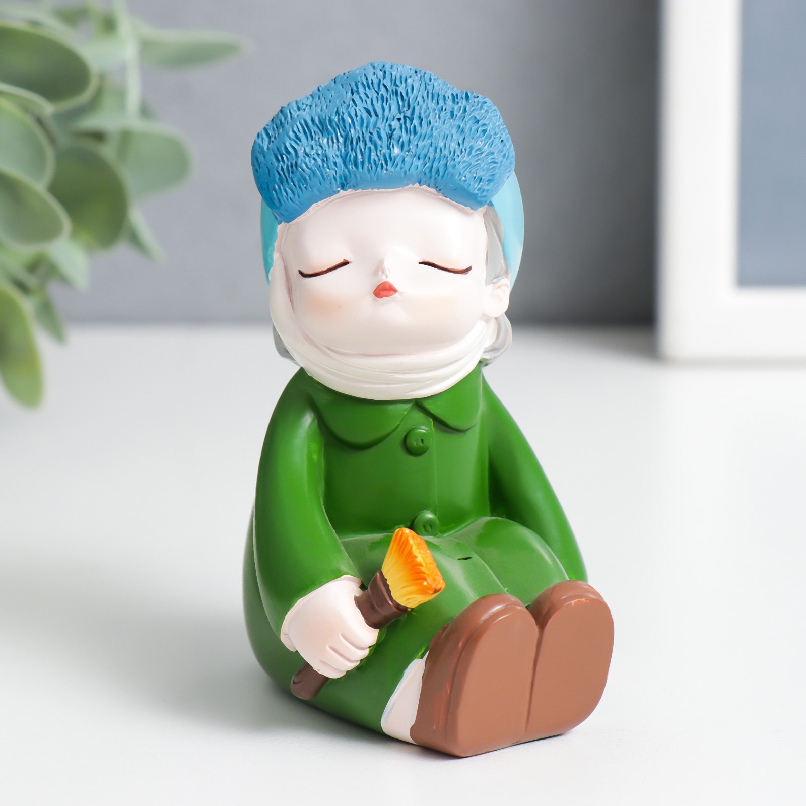 Изображение товара Фигурка "Малыш в зелёном пальто с забинтованным ухом" 5.5x9.5x6 см