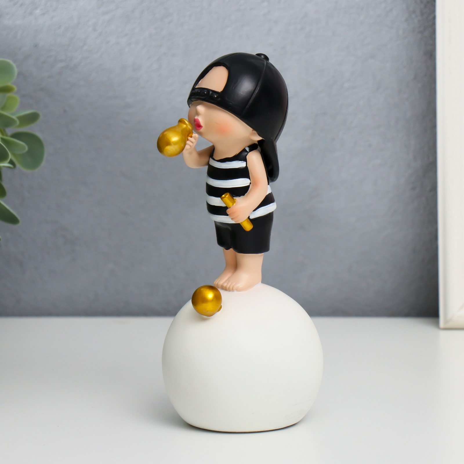 Изображение товара Фигурка "Малыш в чёрной кепке, с золотым пузырём на шаре" 15x7x7 см