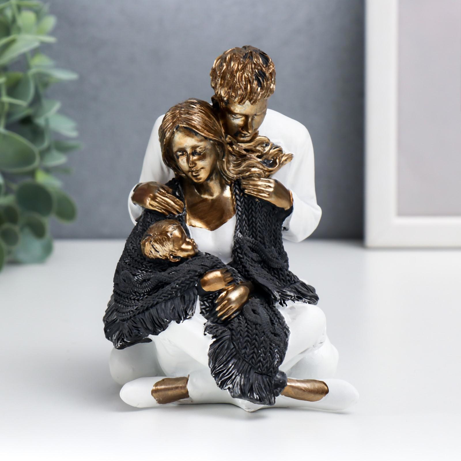 Изображение товара Папа мама и ребёнок в белой одежде, шарф — декоративная фигура 12,5×9×13,5 см