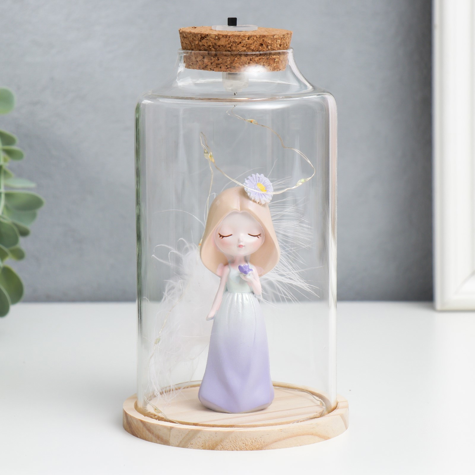 Изображение товара Фигурка с подсветкой "Девочка в капюшоне с цветком и пером" 10x10x17.5 см