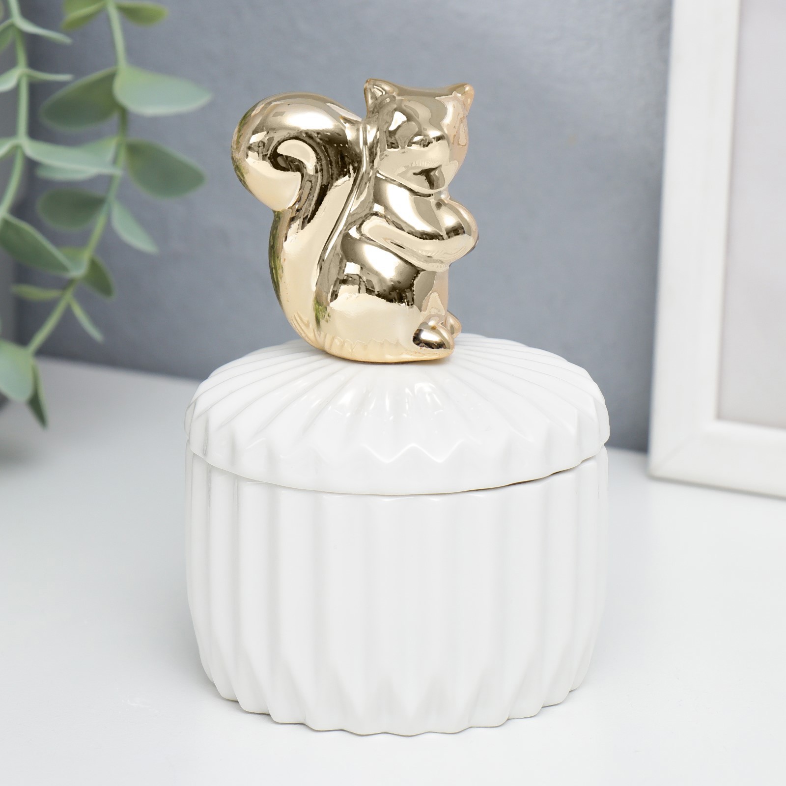 Изображение товара Шкатулка "Золотая белочка" белый рельеф 12x8.2x8.2 см