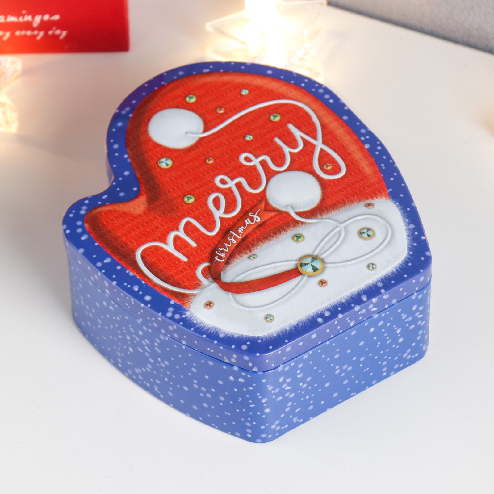 Изображение товара Шкатулка-варежка Помпошки красная 5,3x12,8x14 см