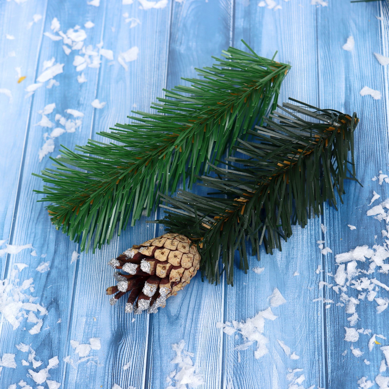 Изображение товара Новогодний набор еловых веток Зимнее волшебство с шишкой 20 см декоративные для праздника