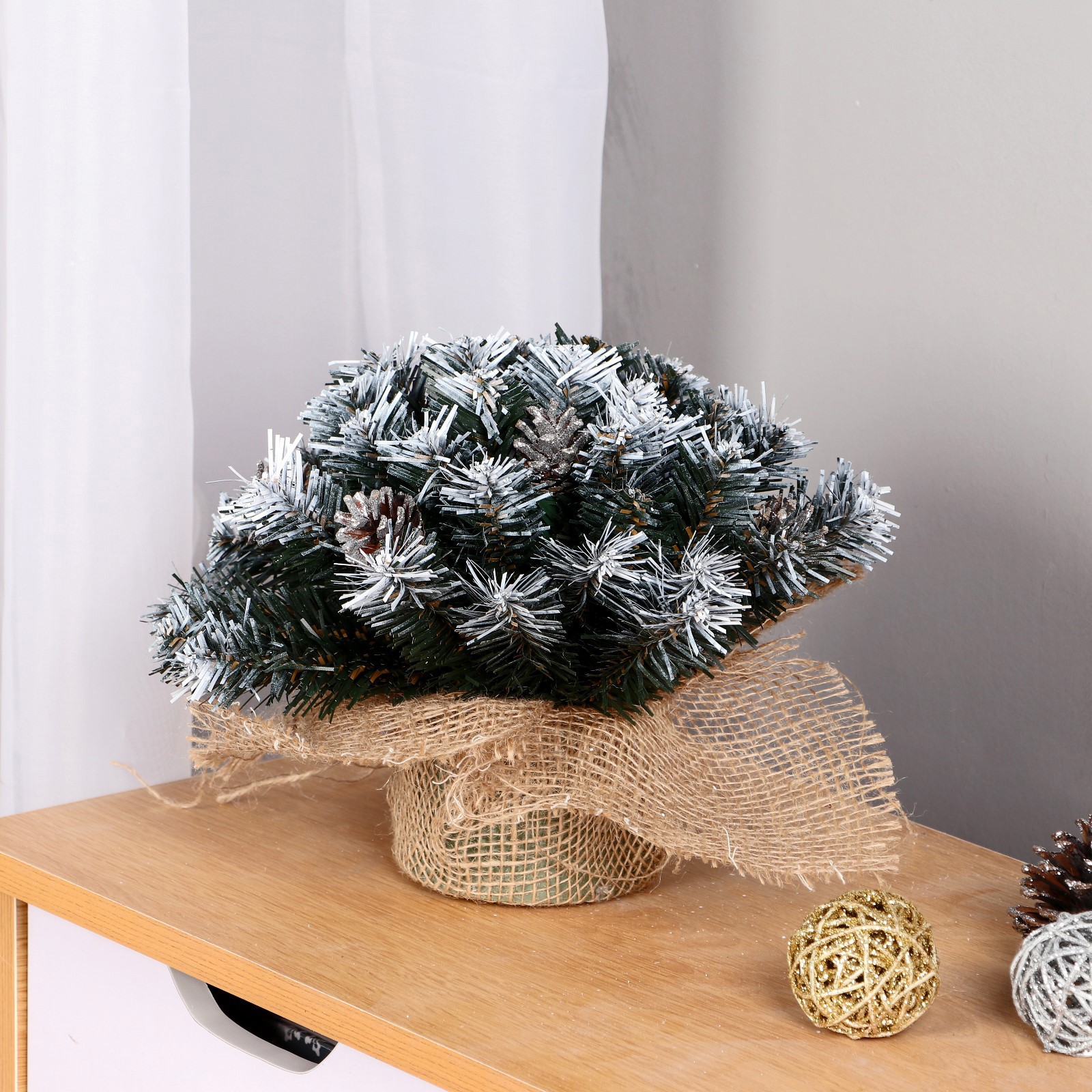 Изображение товара Ель новогодняя искусственная Зимнее волшебство Классическая белоснежная шишки серебро 25 см