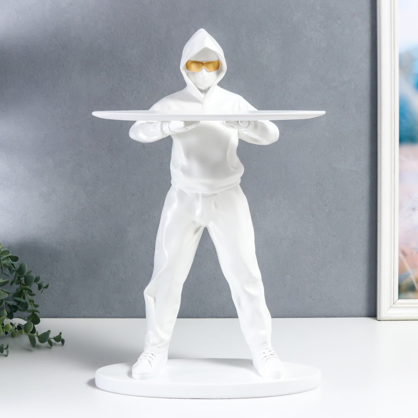 Изображение товара Подставка интерьерная "Мужчина в белом костюме и золотых очках" 50x32 см