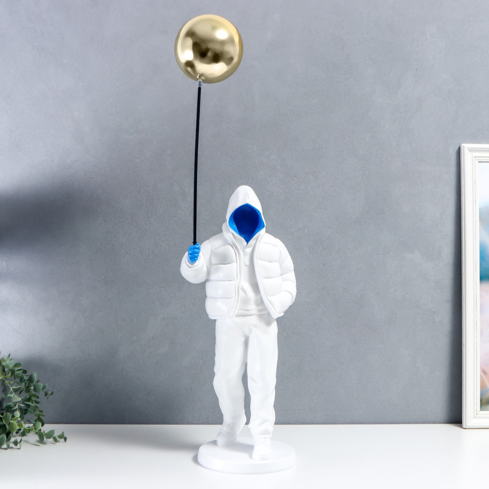 Изображение товара Подставка интерьерная "Мужчина в белом с золотым воздушным шариком" 68x18 см