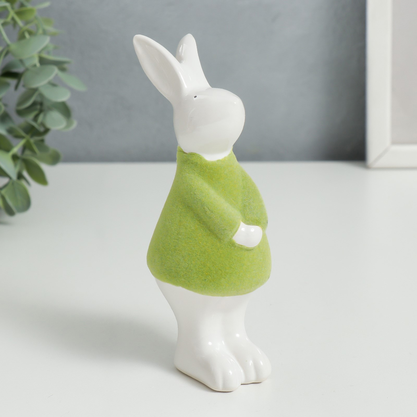Изображение товара Фигурка "Зайчик стеснительный" зелёный флок 14.8x5.2x6 см
