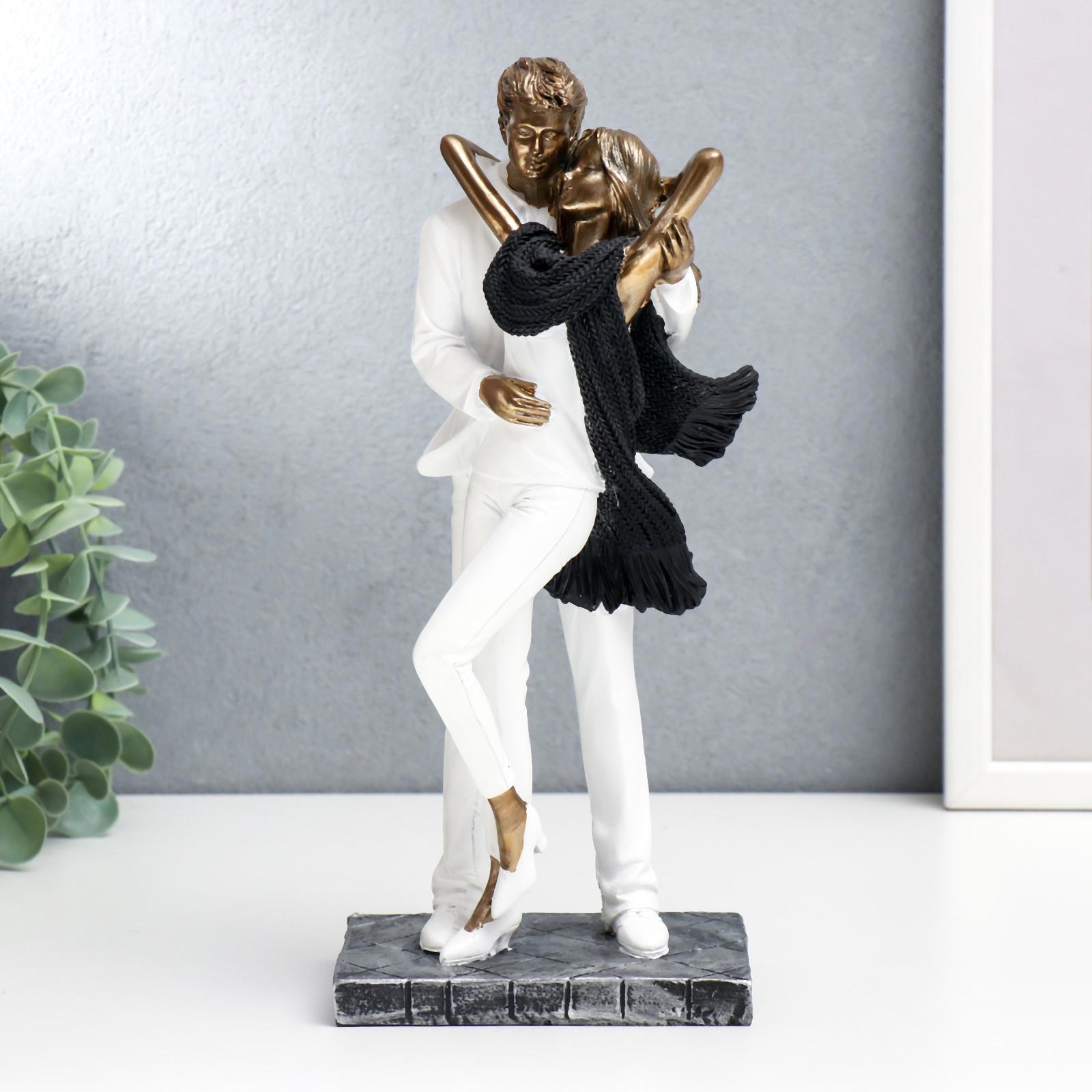 Изображение товара Фигурка "Влюблённые в белой одежде с шарфом" под бронзу 25x9x12 см