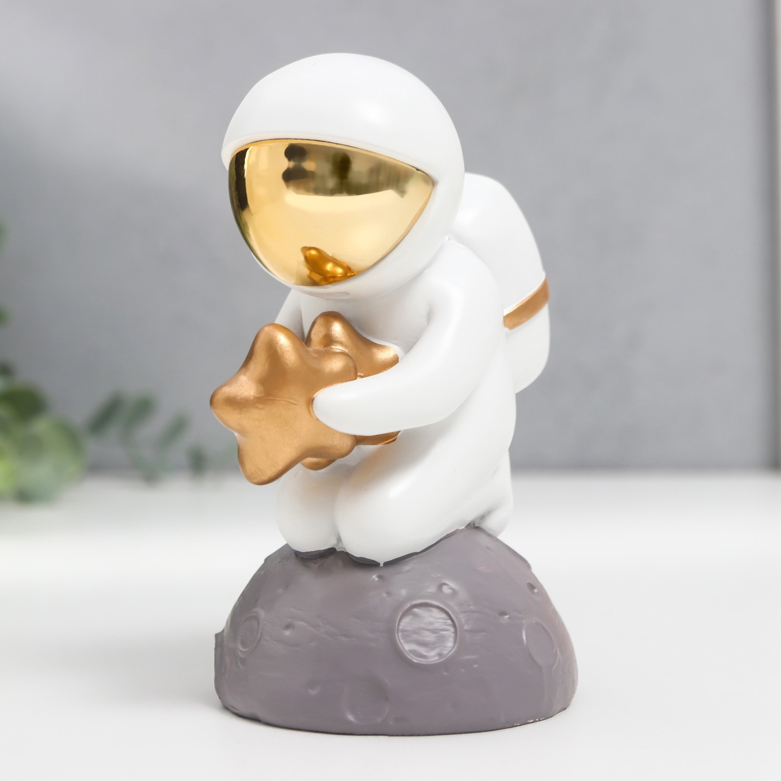 Изображение товара Фигурка Космонавт со звёздами на коленках белый с золотом 7x8x12.5 см