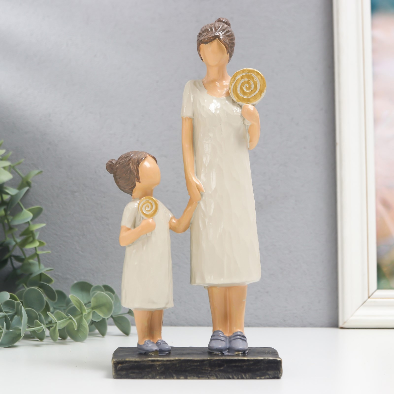 Изображение товара Фигурка "Мама с дочкой, с леденцами" 22.5x5.5x10 см