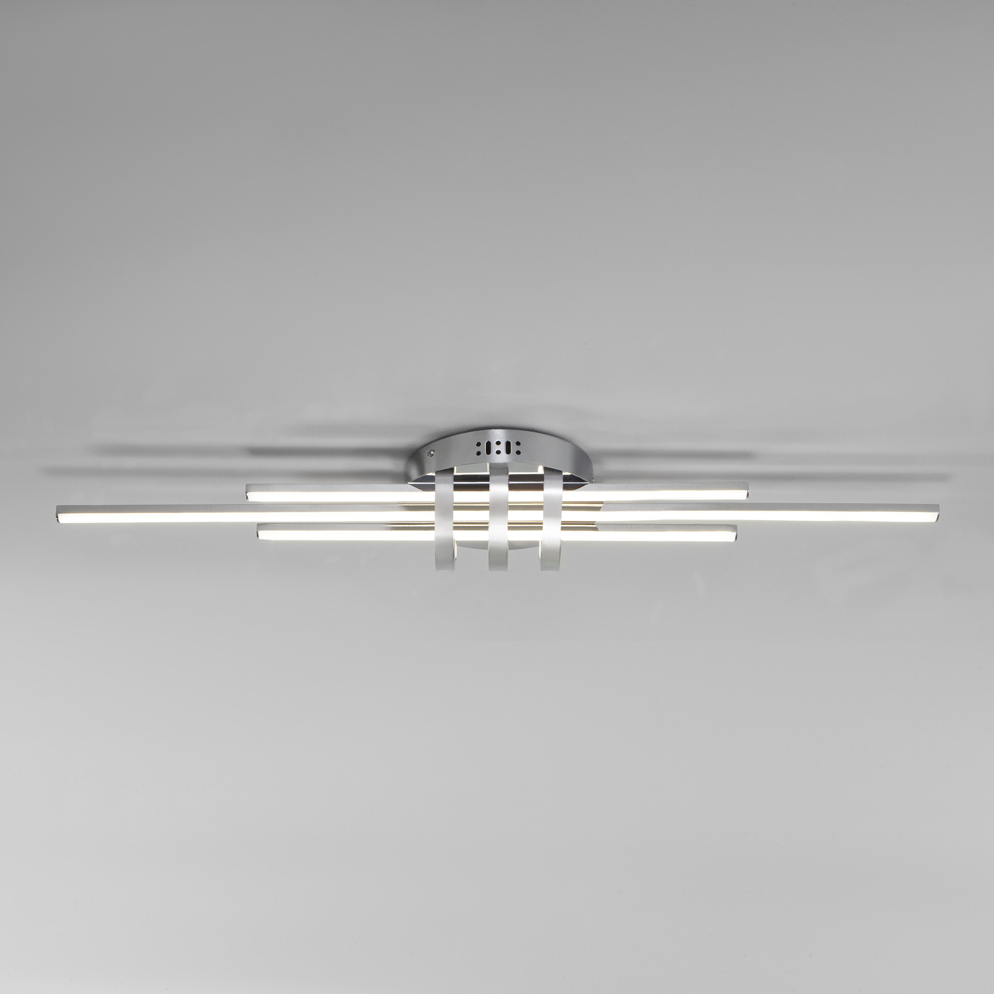 Изображение товара Потолочный светодиодный светильник с пультом управления 90243/3 хром