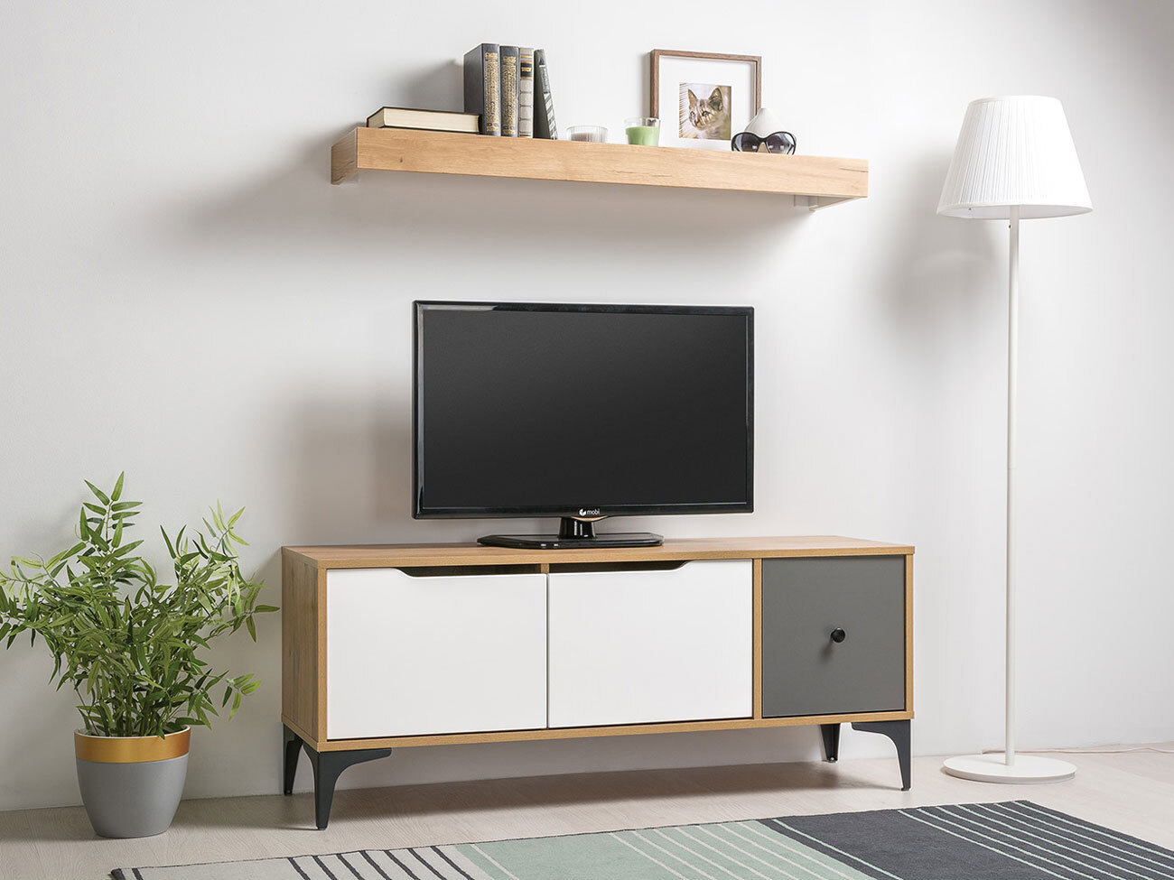 Изображение товара Тумба под телевизор Моби Вайс 124x50.6x38 см ЛДСП Французский стиль