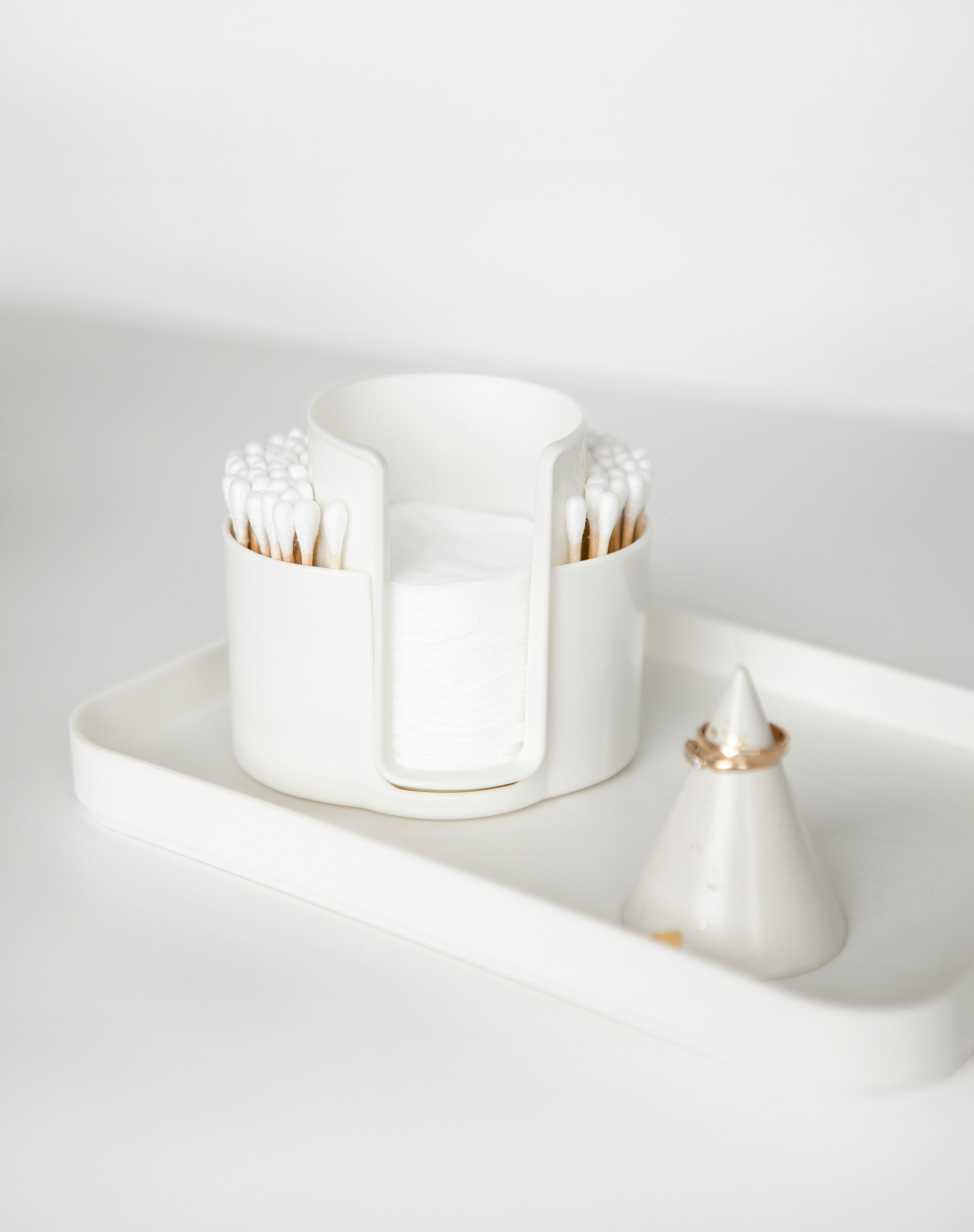 Изображение товара Контейнер для ватных дисков и палочек Berossi Zoy слоновая кость пластик