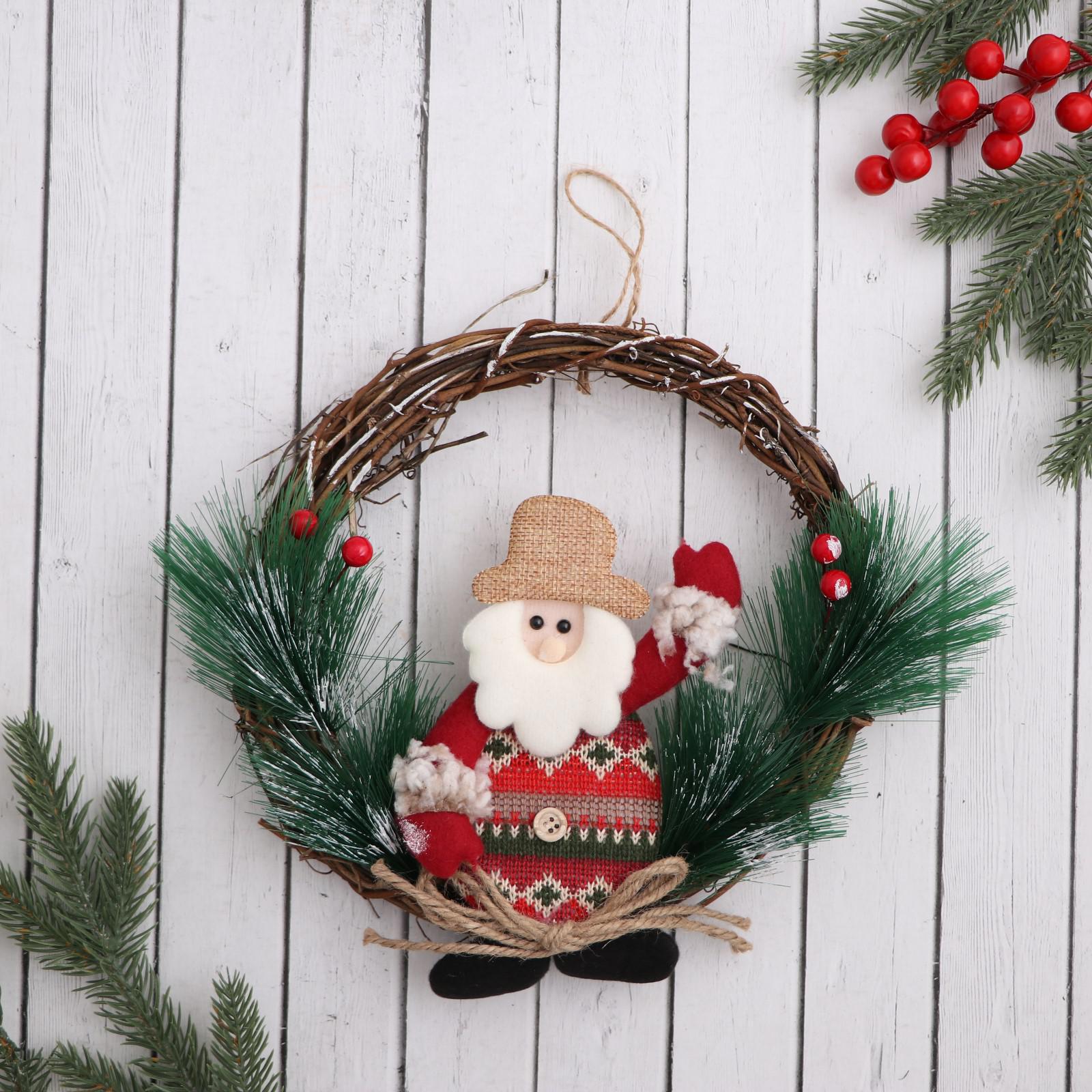 Изображение товара Рождественский венок Зимнее волшебство диаметр 22 см с декором и ягодками