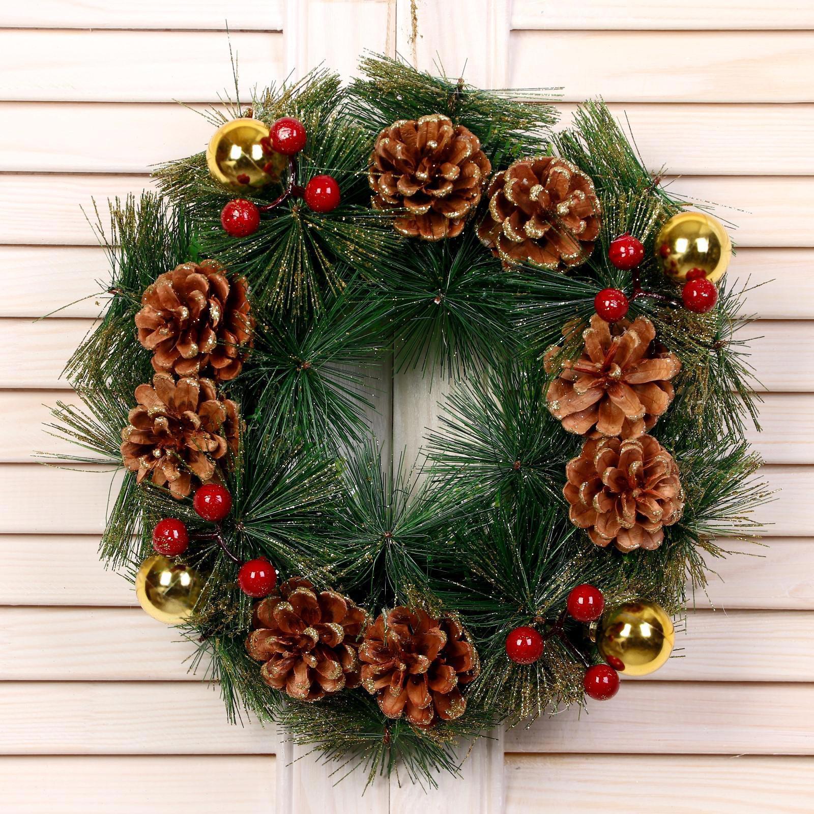 Изображение товара Рождественский венок Зимнее волшебство диаметром 25 см с декором шишки и ягодки