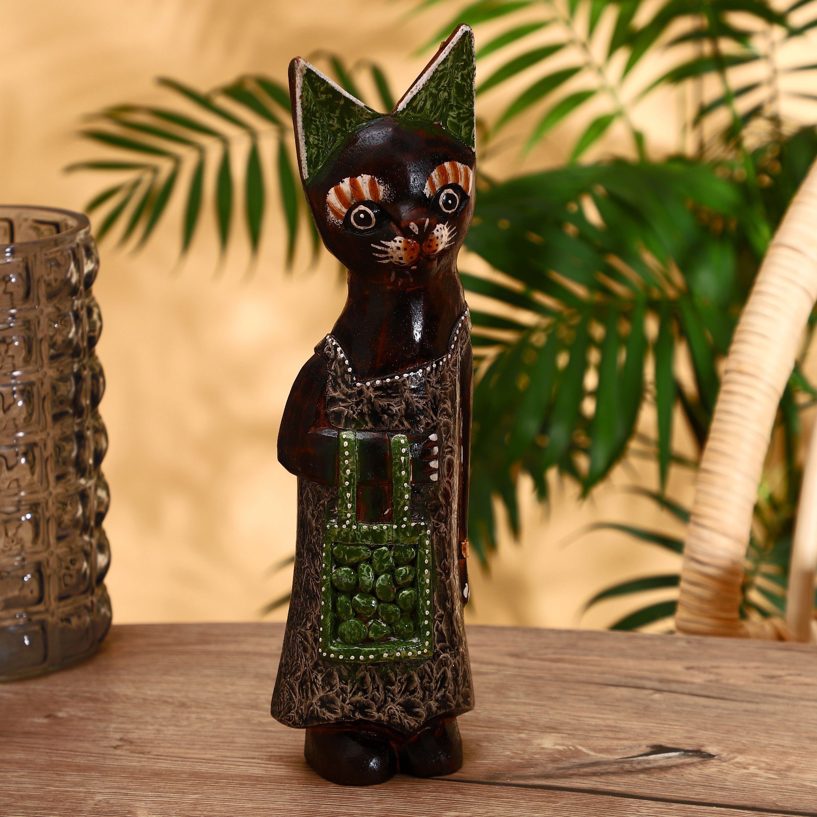 Изображение товара Кошка с сумочкой — декоративная деревянная фигурка 30 см