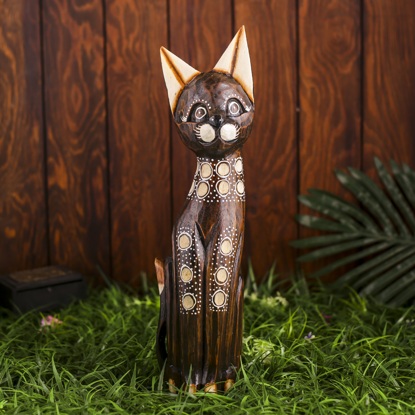 Изображение товара Кошка пятнистые лапки 40 см — декоративный предмет из дерева