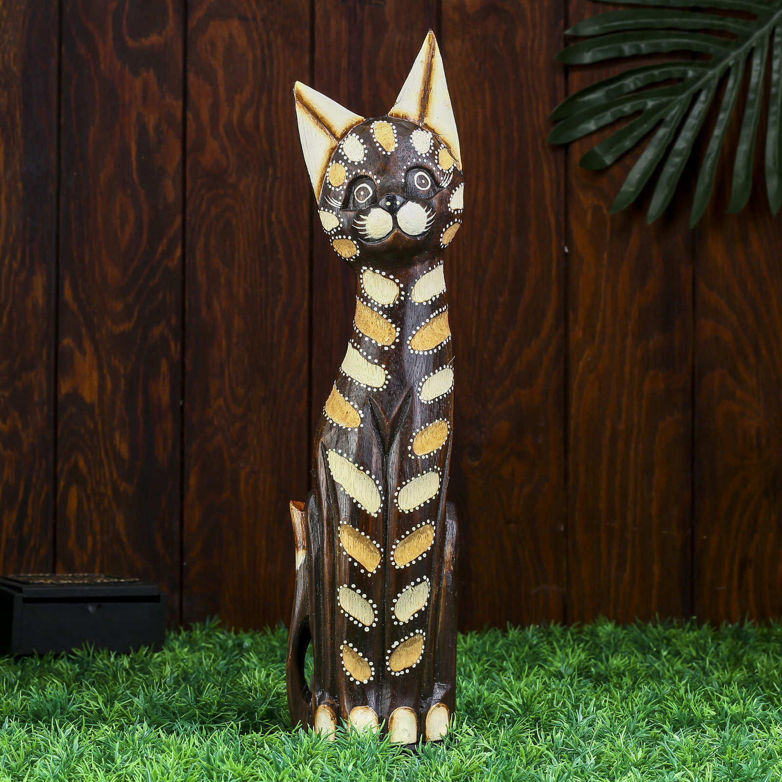 Изображение товара Кошка пятнистая 40 см — интерьерный декоративный сувенир из дерева