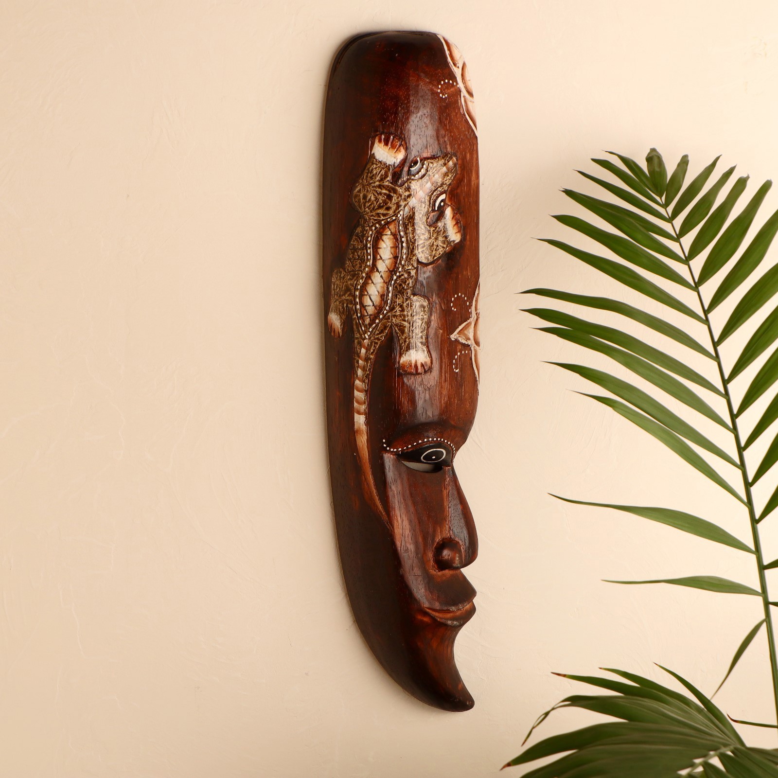 Изображение товара Панно маска "Ящерица" 50x12x5 см — деревянное декоративное изделие