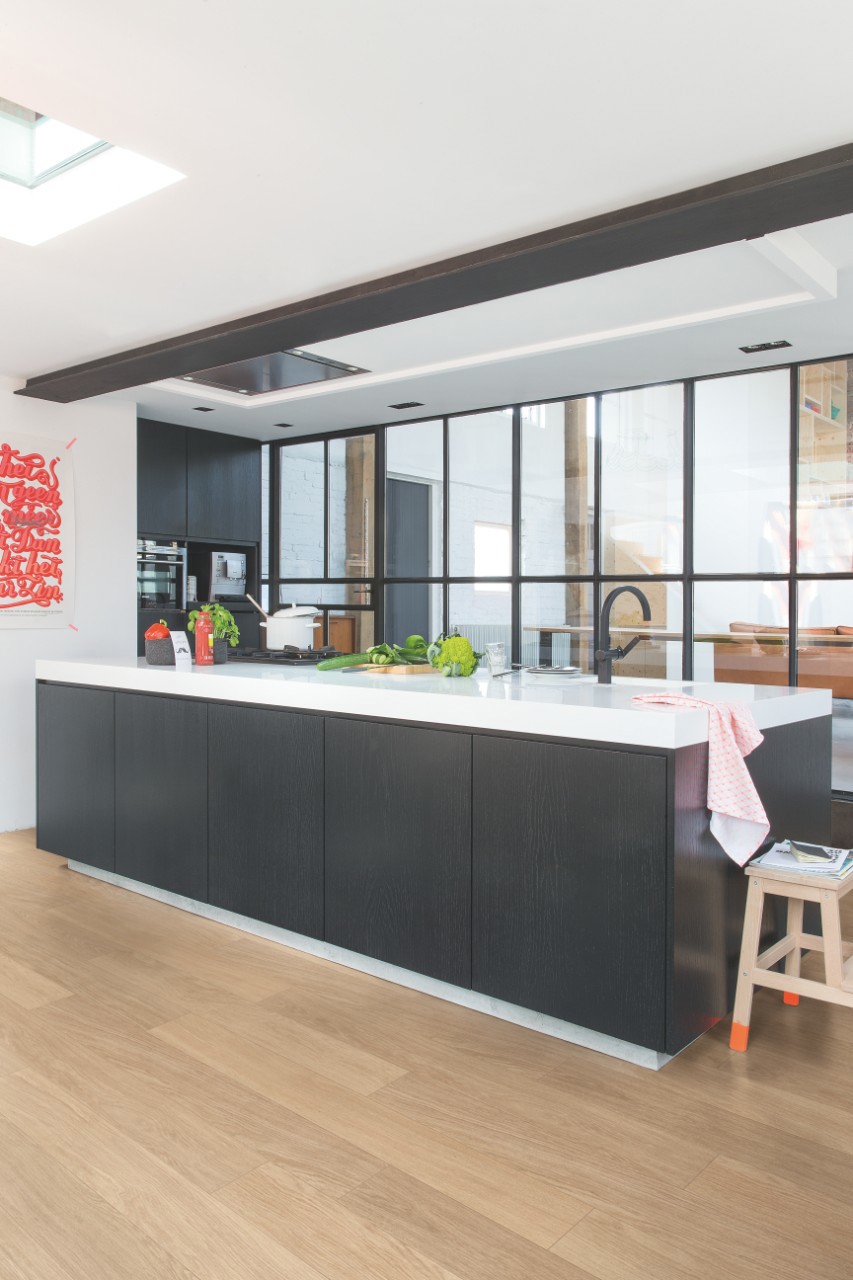 Изображение товара Ламинат Quick Step Доска белого дуба лакированная 32 класс водонепроницаемый 9 мм