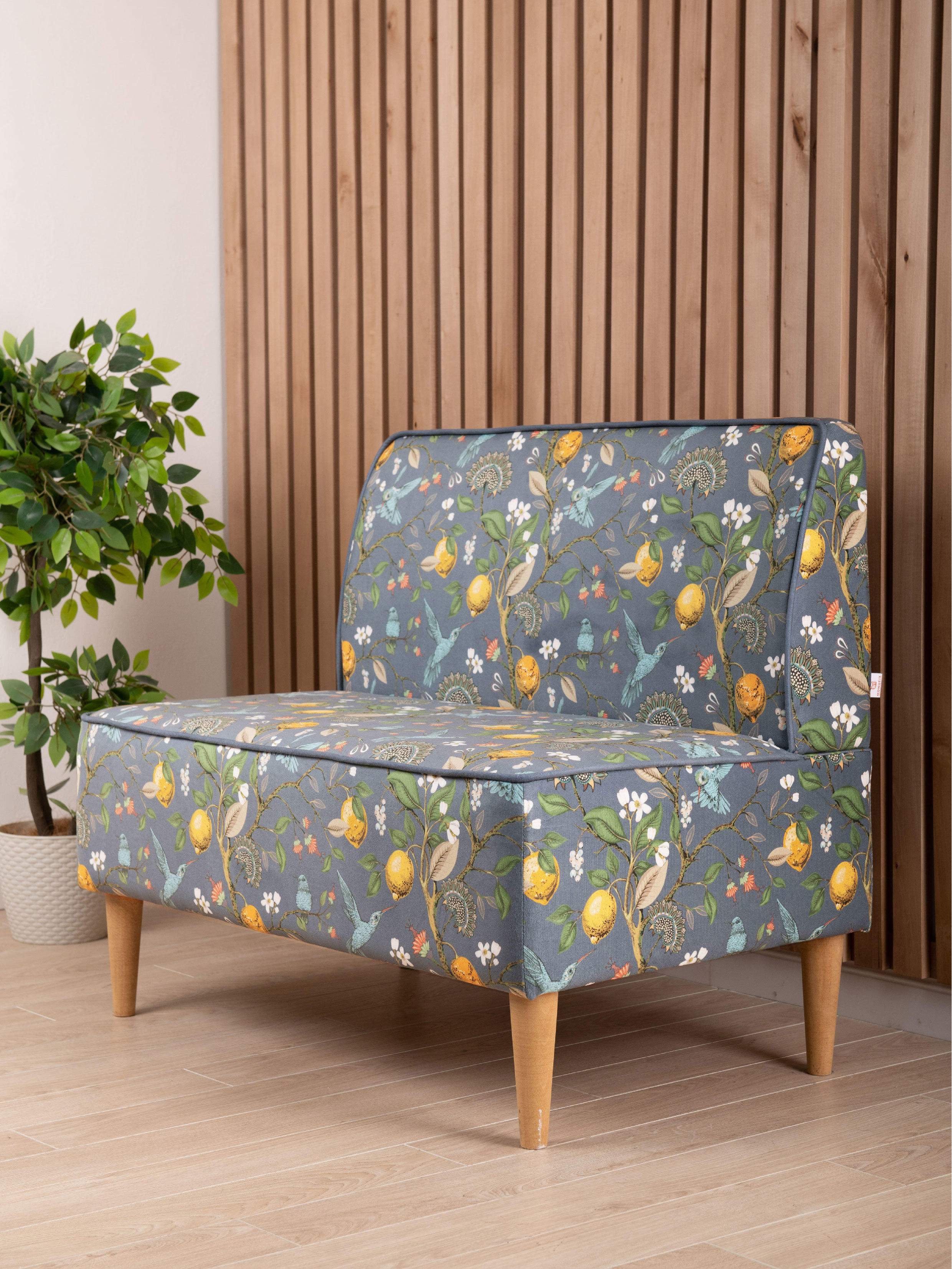 Изображение товара Маленький серый диван Monofix Odos-lemon на деревянных ножках мягкий велюр компактный