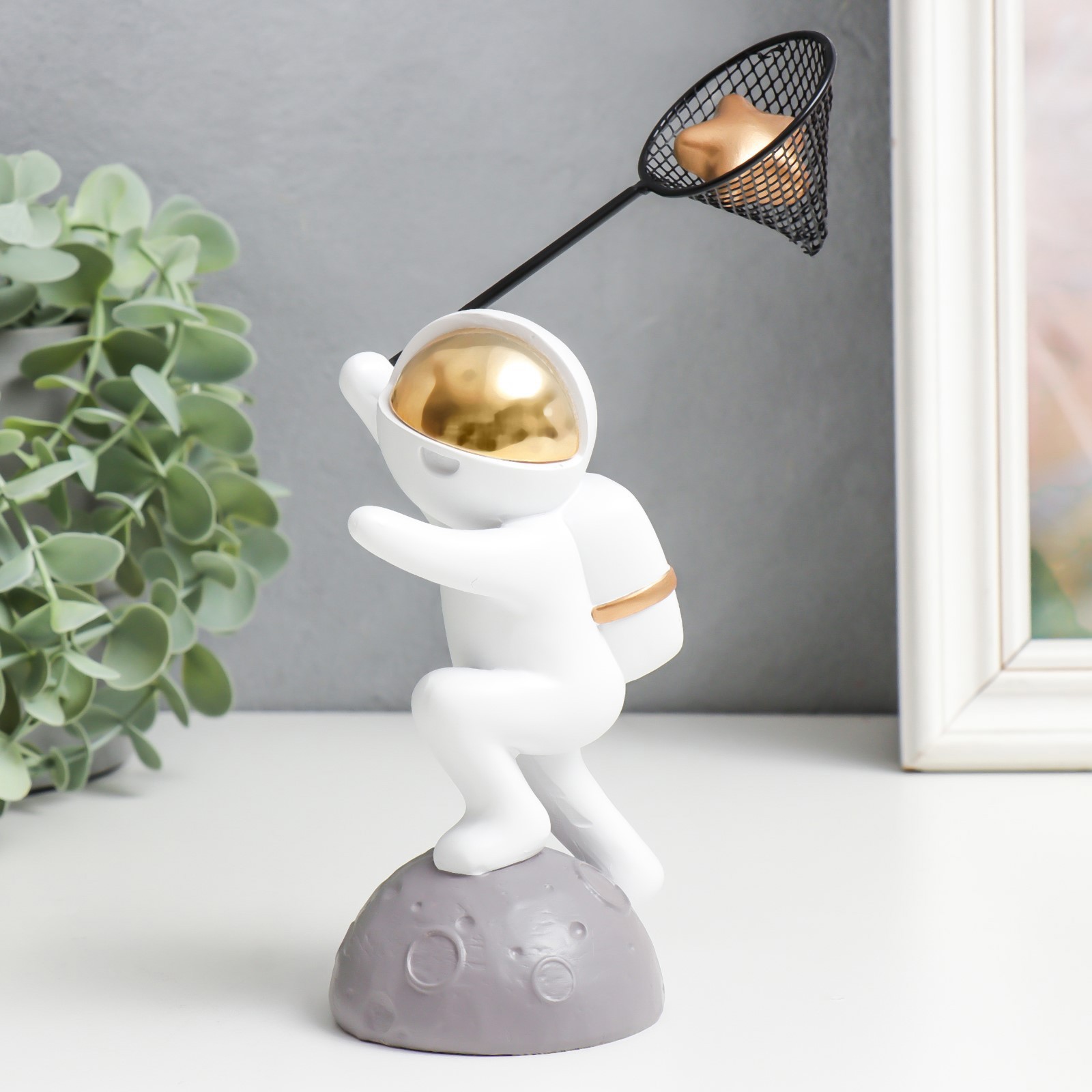 Изображение товара Сувенир интерьерный "Космонавт со звездой в сачке" 7x13x19.5см