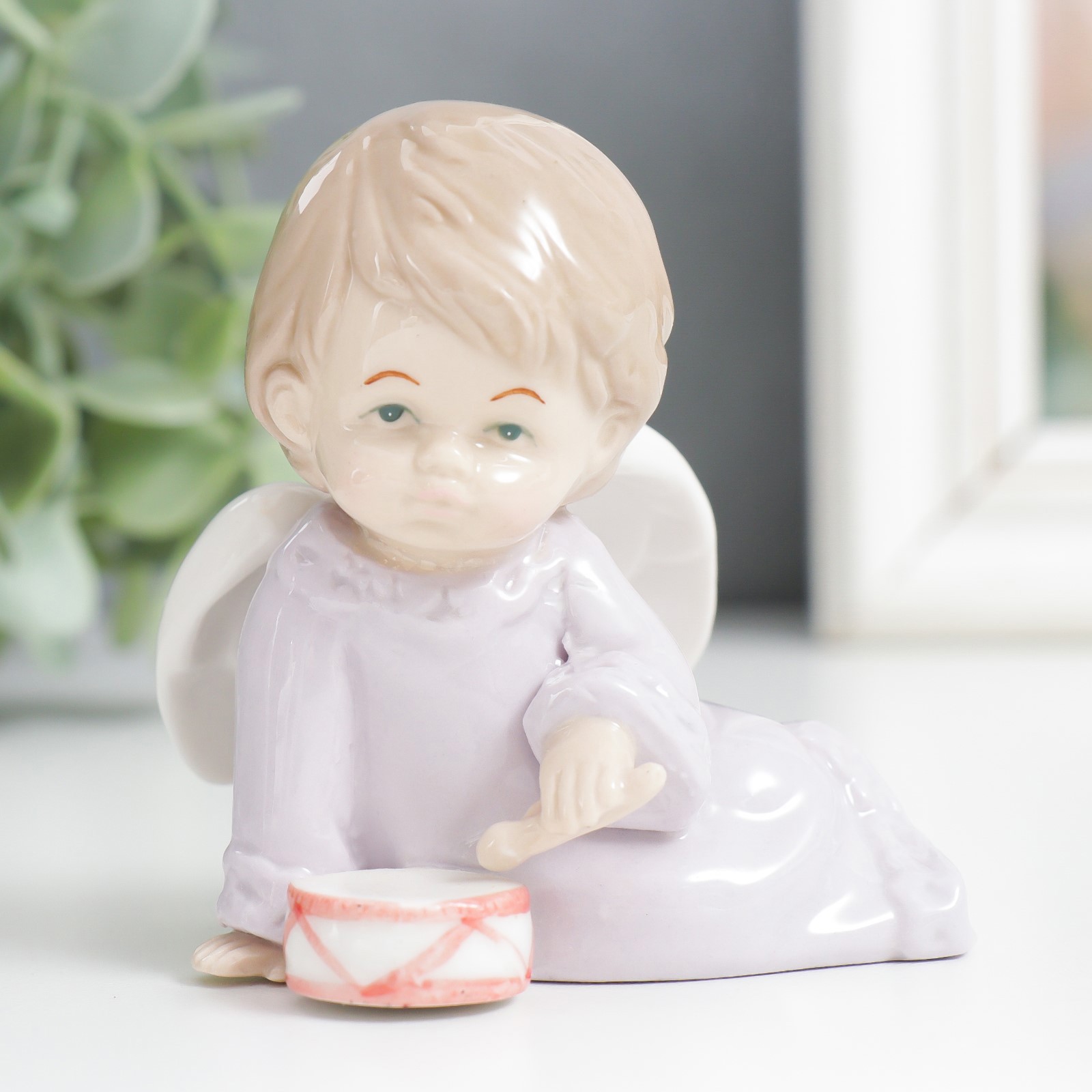 Изображение товара Ангелочек с барабаном 9x5.8x5 см — декоративная керамическая фигура SIMALAND