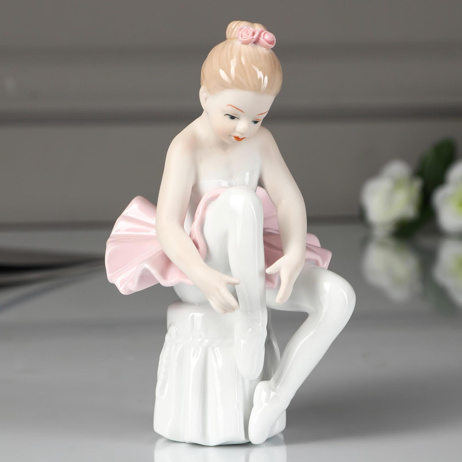 Изображение товара Сувенир интерьерный "Малышка-балерина в пачке с розовой юбкой на пуфике" 13x8x8.5 см