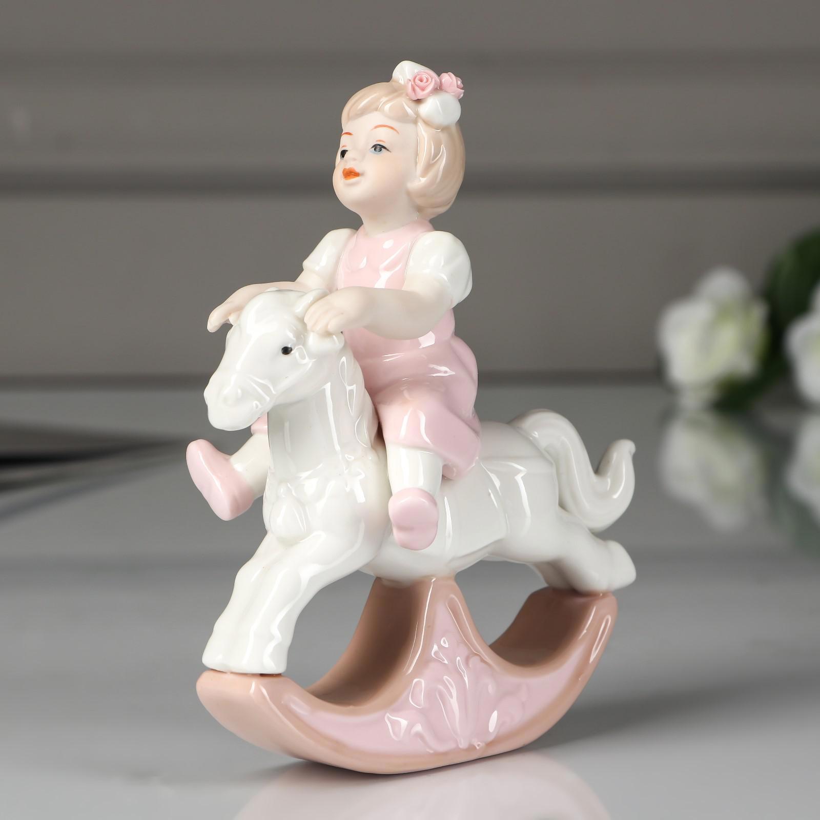 Изображение товара Сувенир Малышка в розовом платьице на лошадке-качалке — декоративная керамика