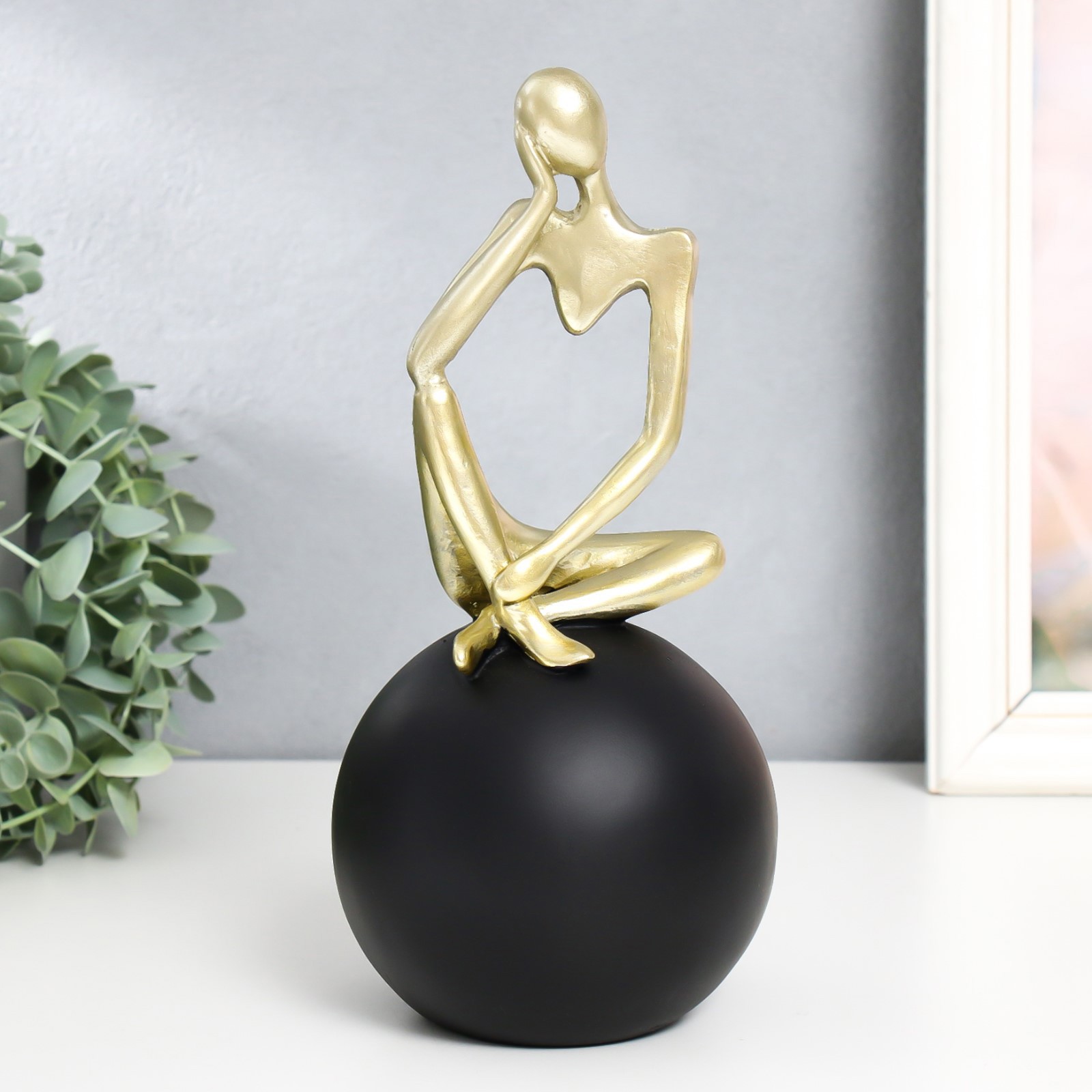 Изображение товара Сувенир интерьерный Абстракция Человек на шаре, Мысли золото с чёрным 10.5x10.5x25.5 см