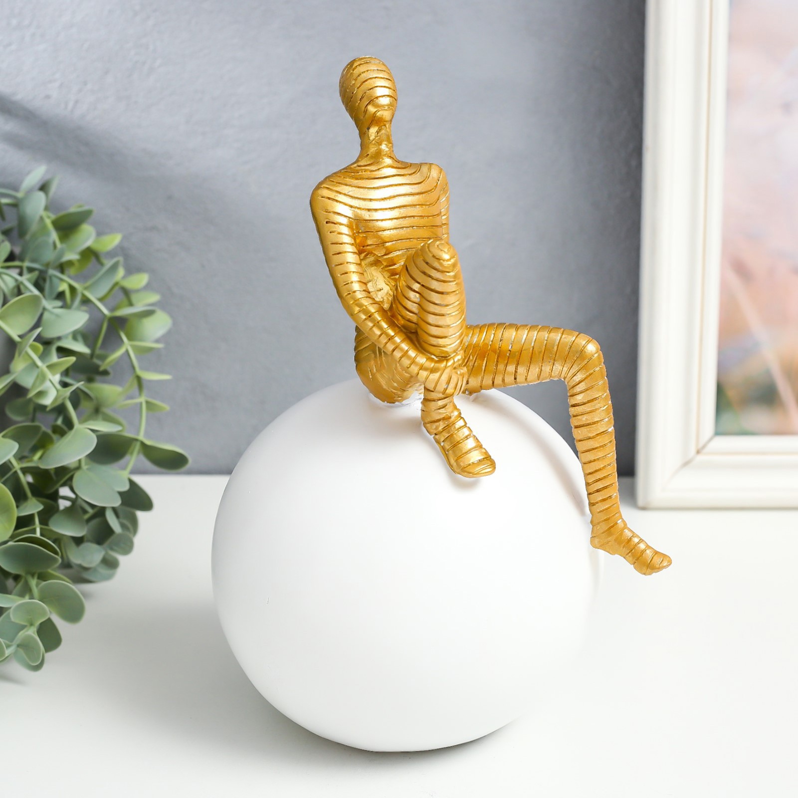 Изображение товара Сувенир интерьерный Абстракция Мечтатель на шаре золото с белым 12x13x22.5 см