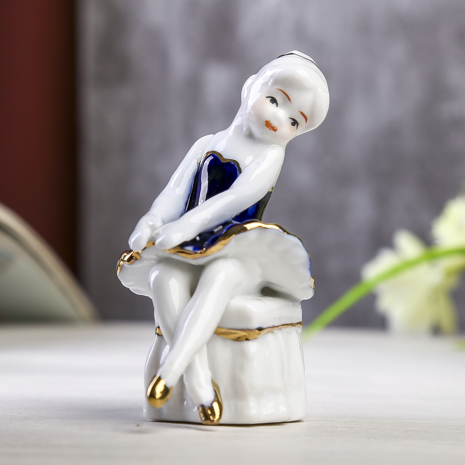 Изображение товара Балеринка на пуфе — керамический сувенир, кобальт