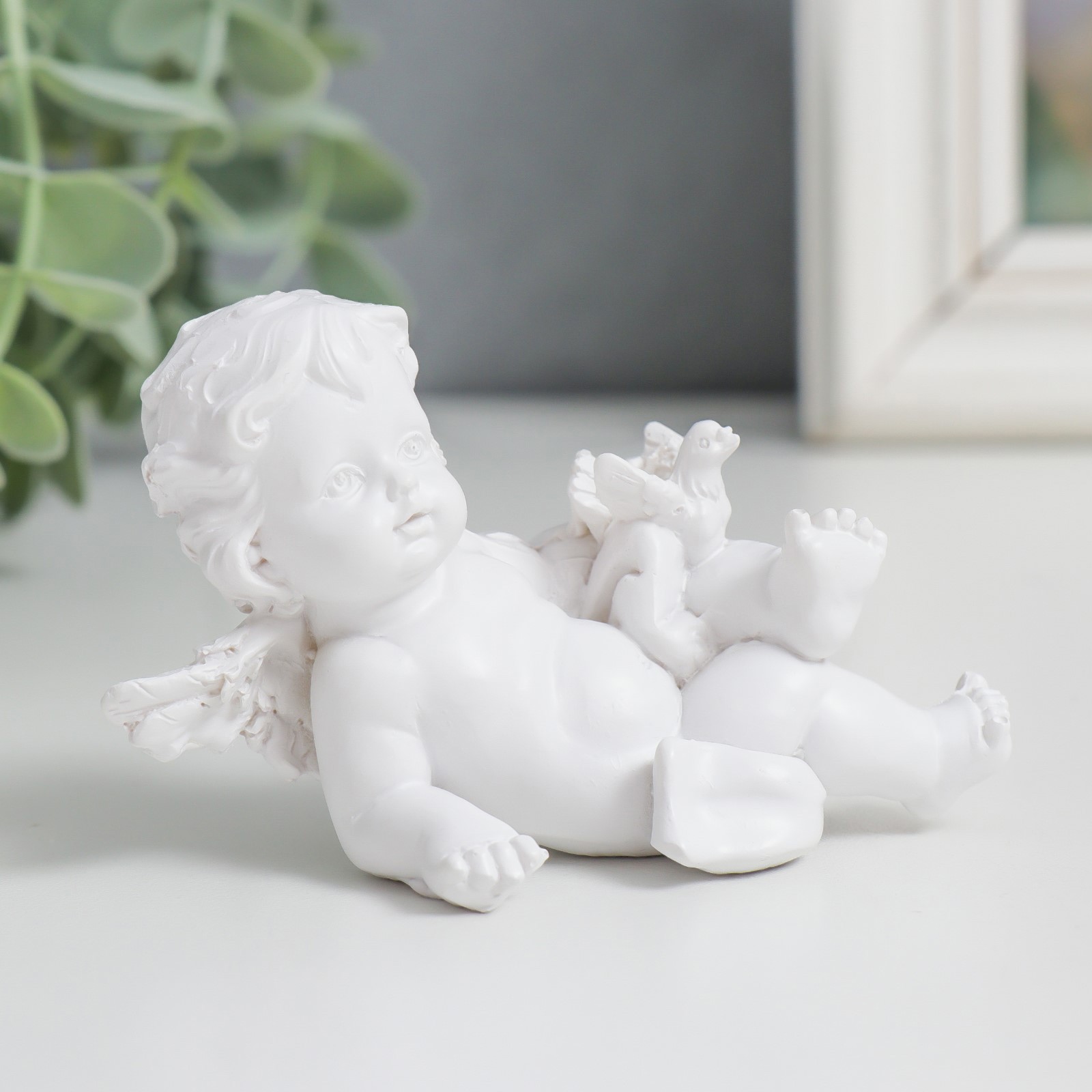 Изображение товара Декоративная фигура SIMALAND Белоснежный ангелочек с голубкой 5,5×9,5×6 см