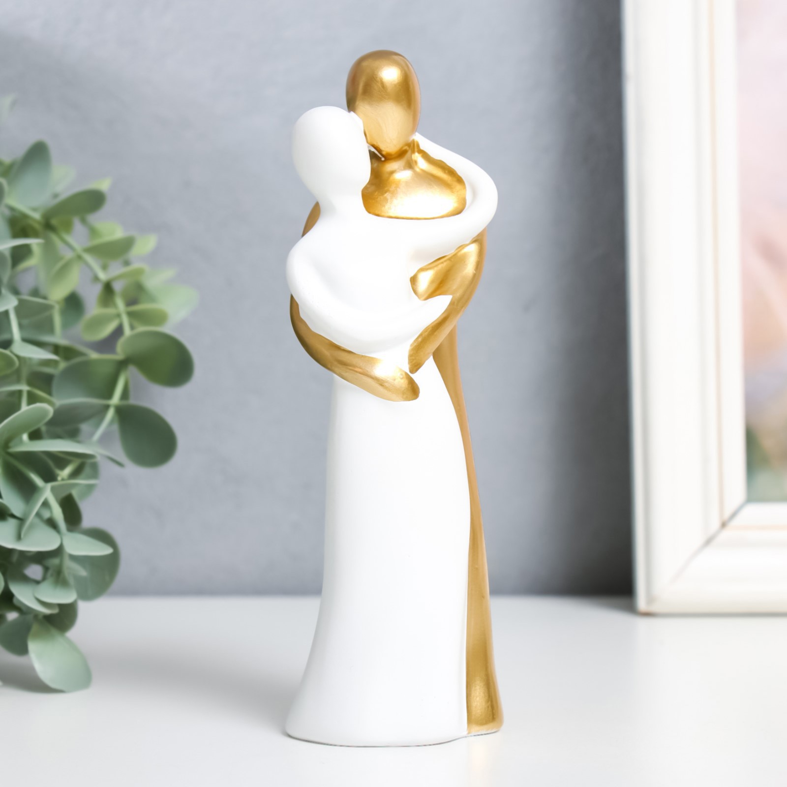 Изображение товара Сувенир интерьерный "Влюблённые - объятия" бело-золотой 15x4.5 см