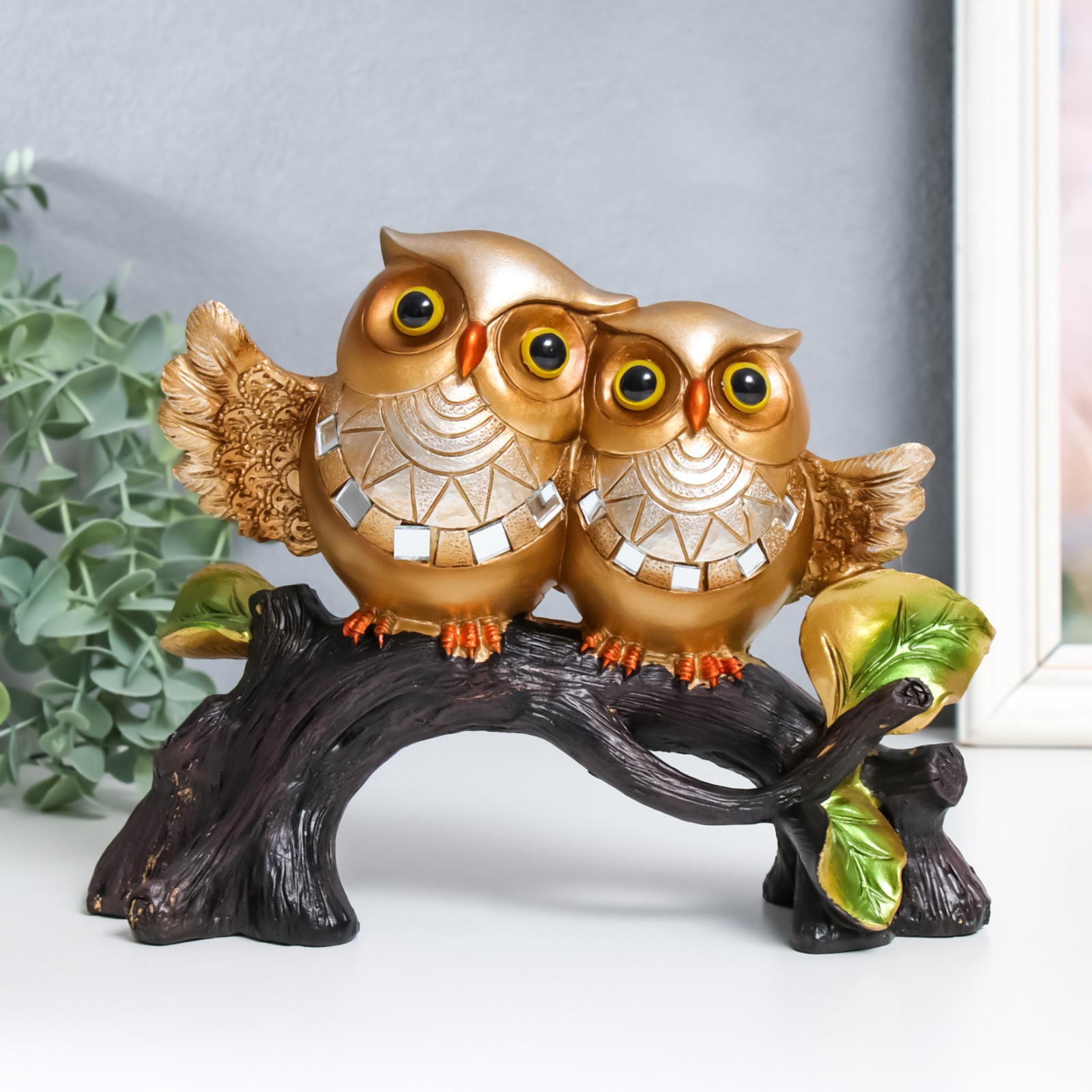 Изображение товара Декоративная фигура SIMALAND Два золотых филина на коряге 8x22x17,5 см