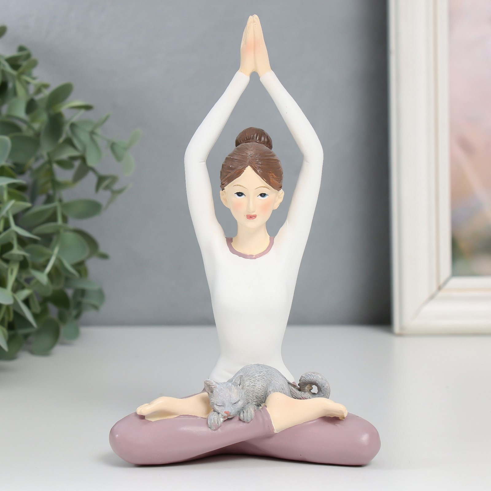 Изображение товара Сувенир интерьерный "Девушка в позе лотоса с котом" 10x6x17 см