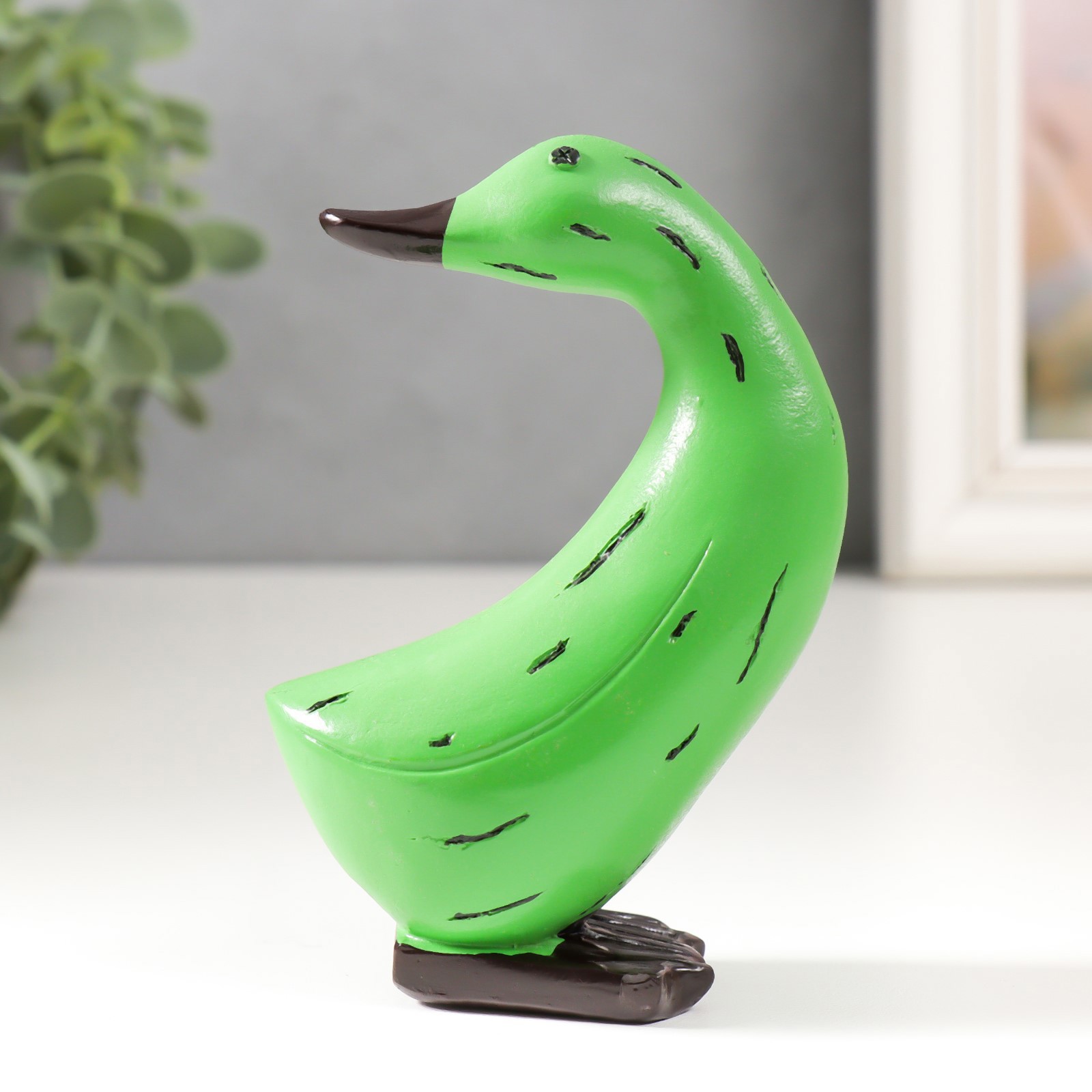 Изображение товара Зелёный гусь с чёрным клювом — декоративная фигура 4x7x10,5 см