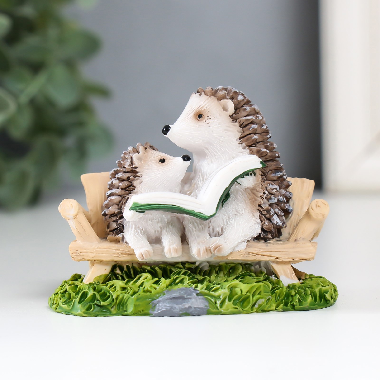 Изображение товара Сувенир интерьерный "Ёжики на скамеечке читают книжку" 5.7x3.9x7.5 см