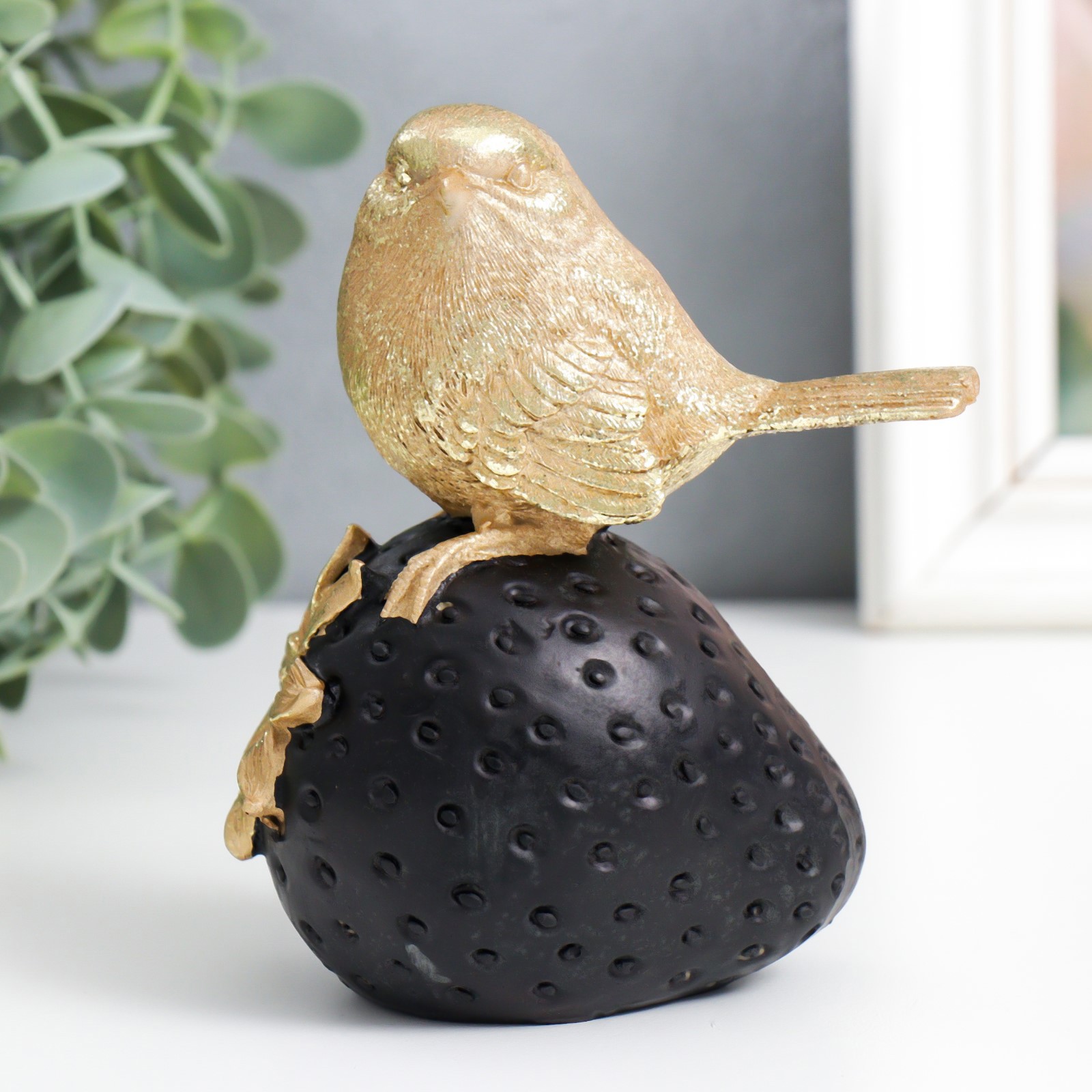 Изображение товара Сувенир интерьерный "Золотой воробышек на чёрной клубнике" 13x10x7 см