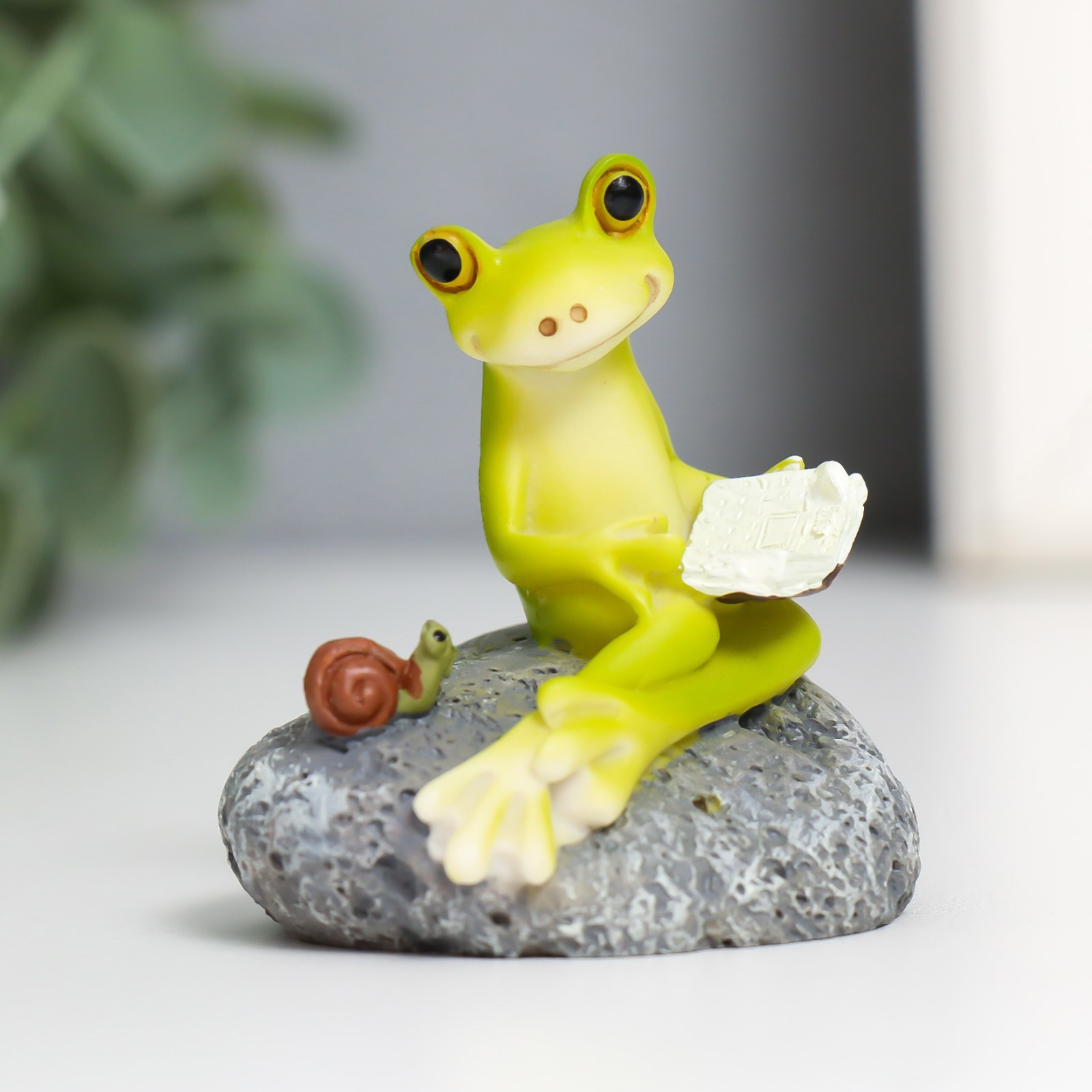 Изображение товара Лягушонок на камне с улиткой — чтение, декоративная фигура