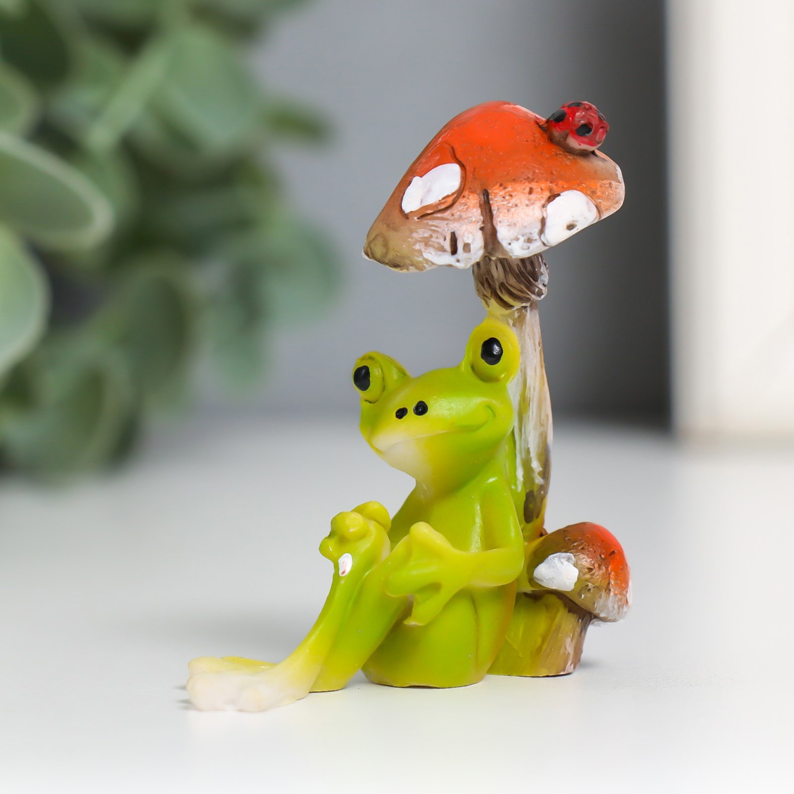 Изображение товара Сувенир интерьерный "Лягушонок под грибочком - отдых" 6x3x5.4 см