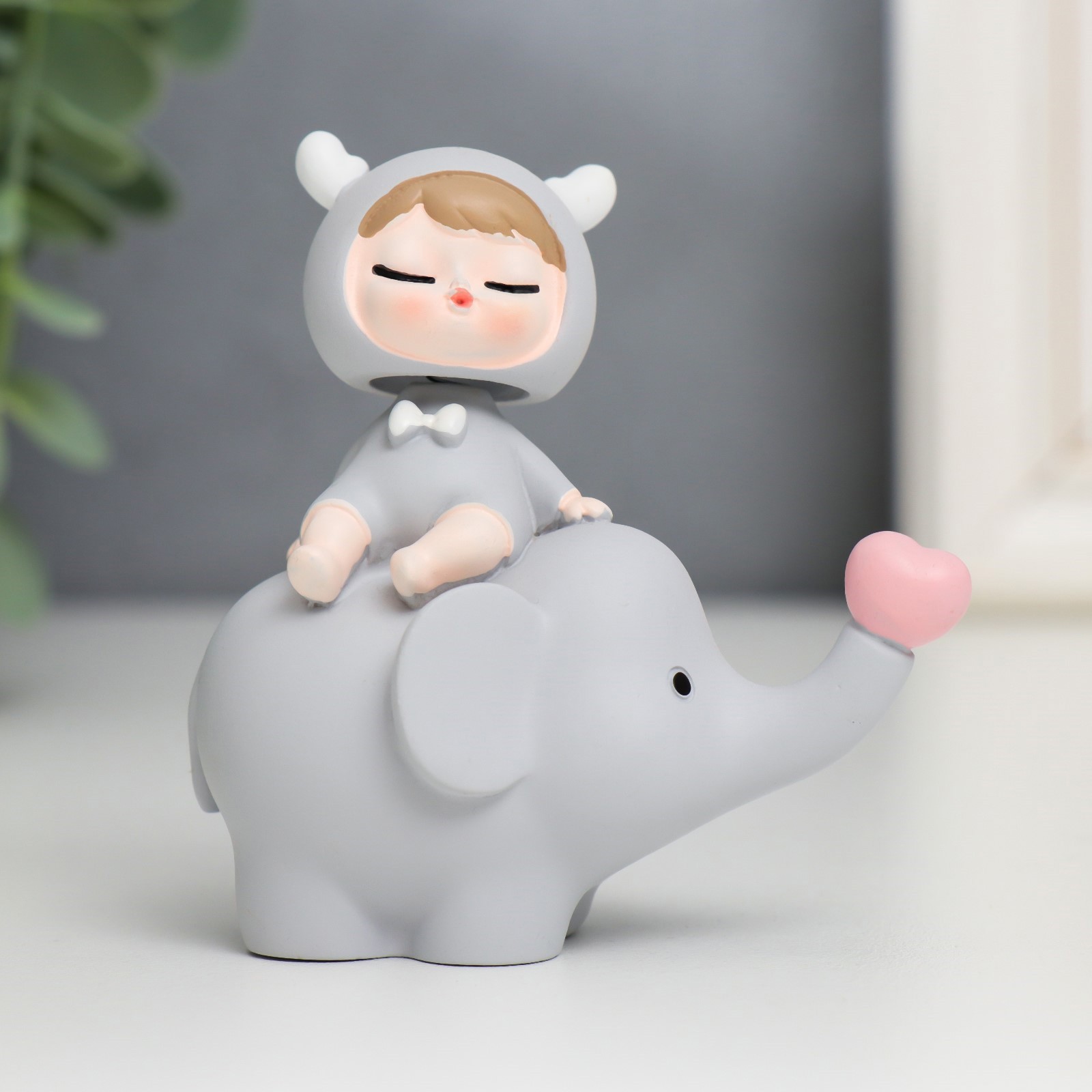 Изображение товара Сувенир интерьерный "Малыш на слонёнке, с сердцем" пружинка 7.5x4x7 см