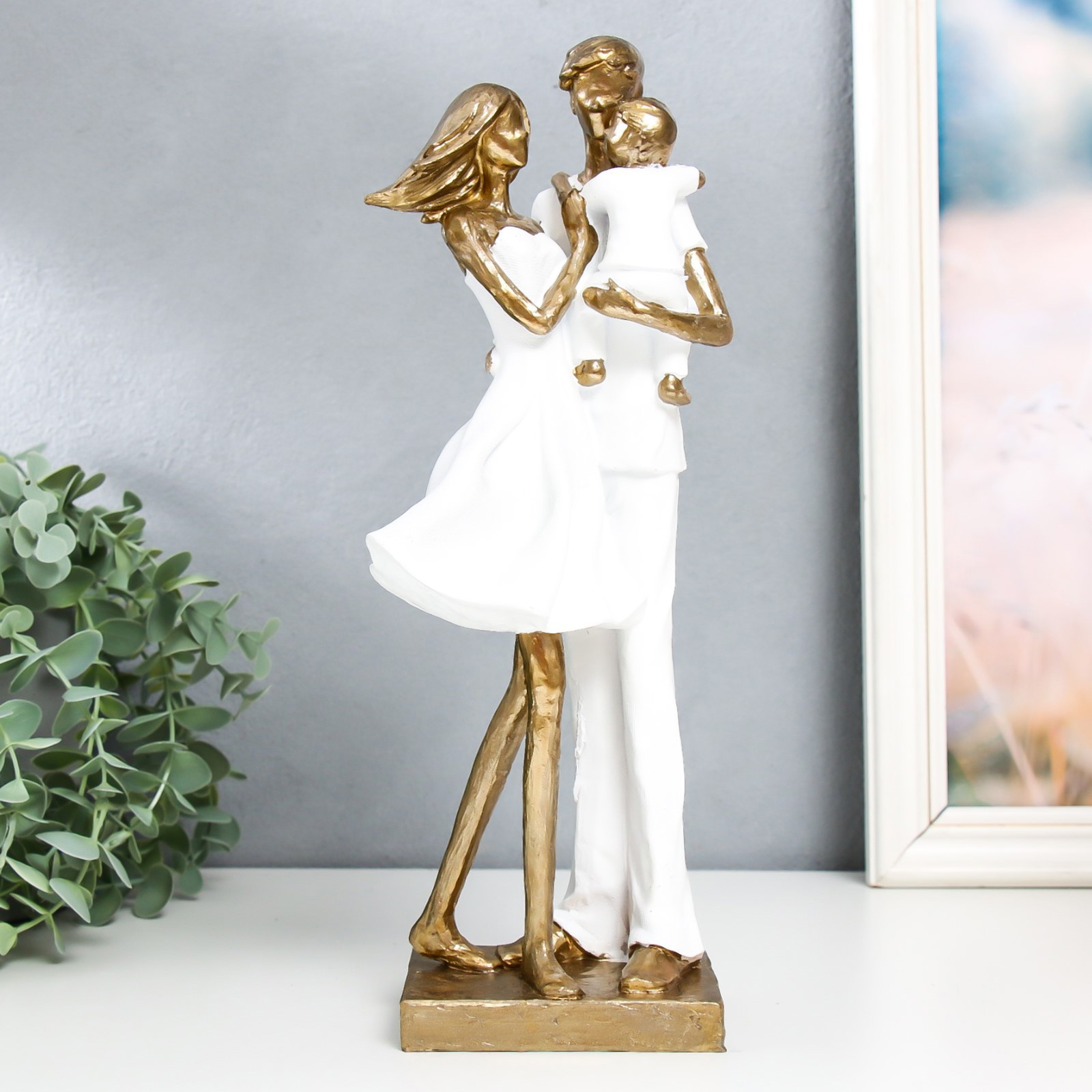 Изображение товара Сувенир интерьерный "Семейная пара с сыном" белый 10x12x32 см