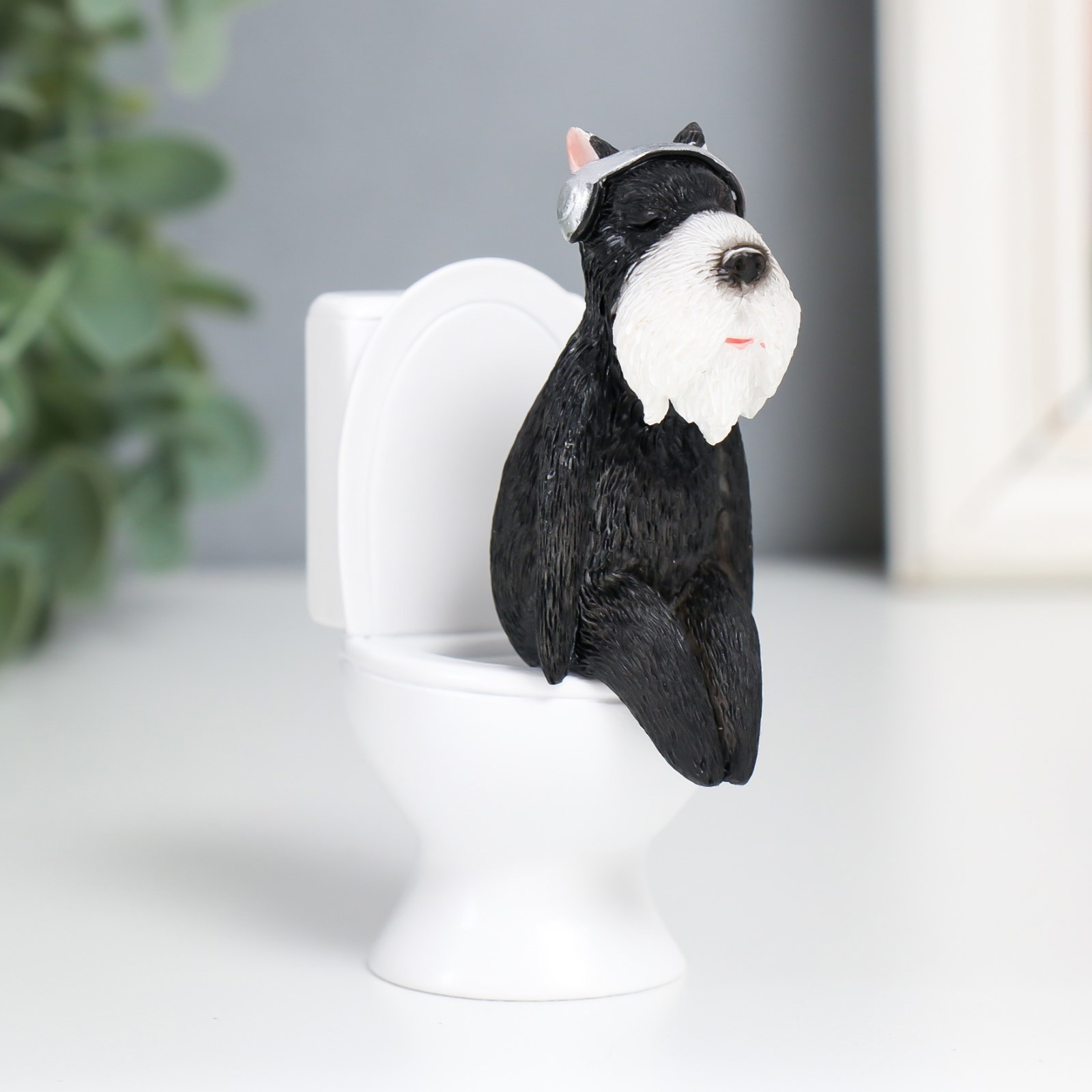 Изображение товара Декоративная фигура SIMALAND Терьер в наушниках на унитазе