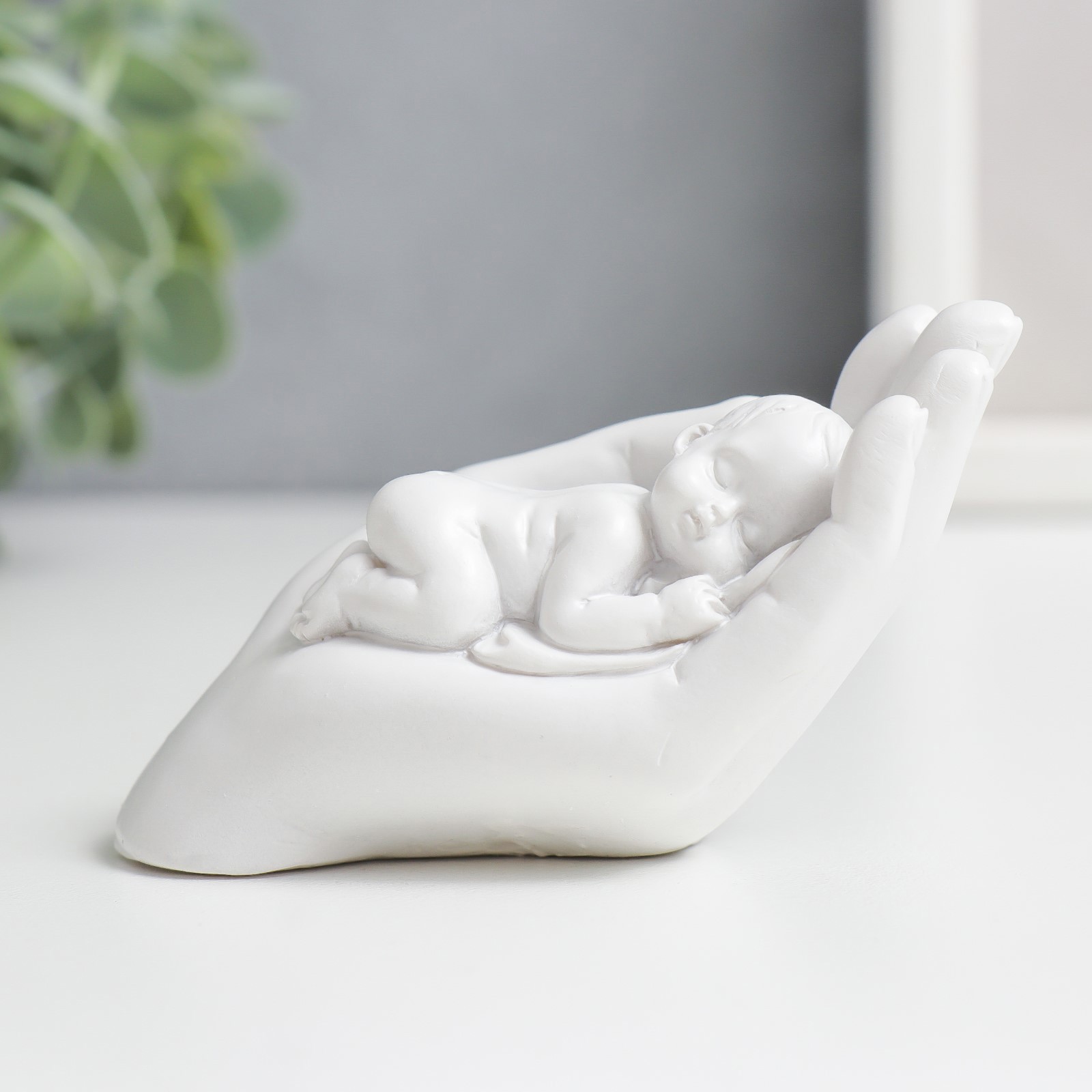 Изображение товара Сувенир интерьерный "Спящий младенец на ладони" 4.8x9.4x4.2 см