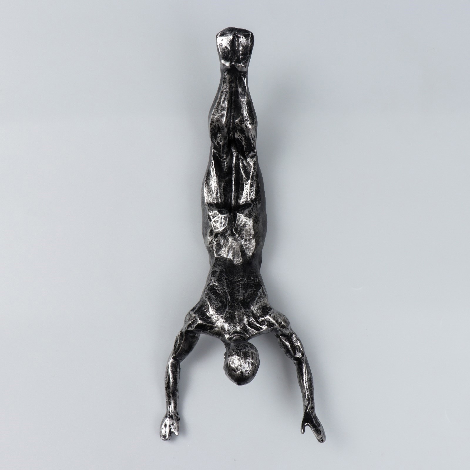 Изображение товара Декор настенный панно Покорение вершины Прыжок чернённое серебро 30x12x9 см