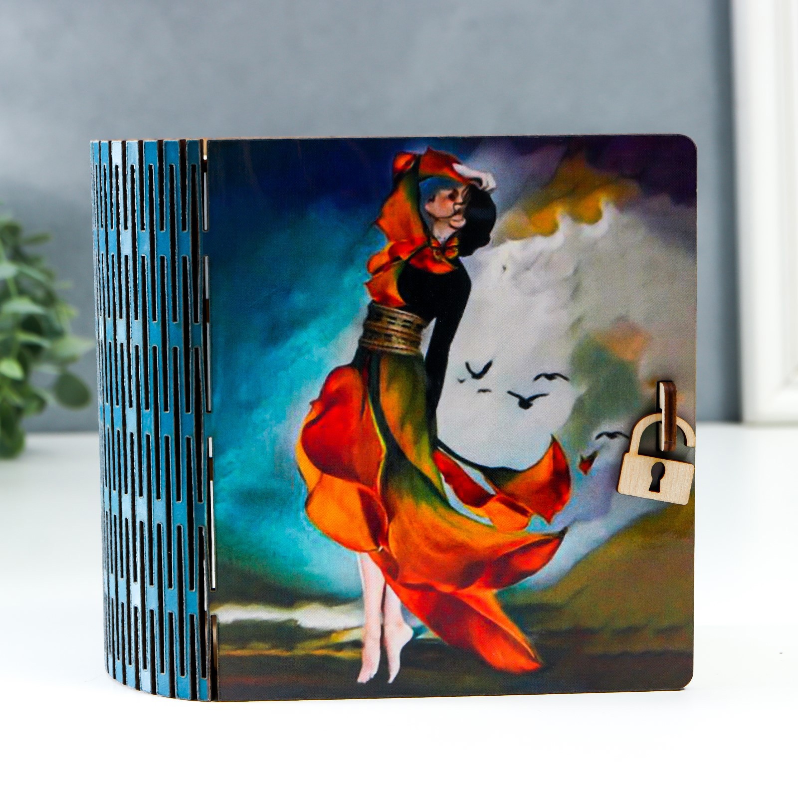 Изображение товара Шкатулка-книга «Девушка» 14x14 см — оригинальный сувенир и подарок