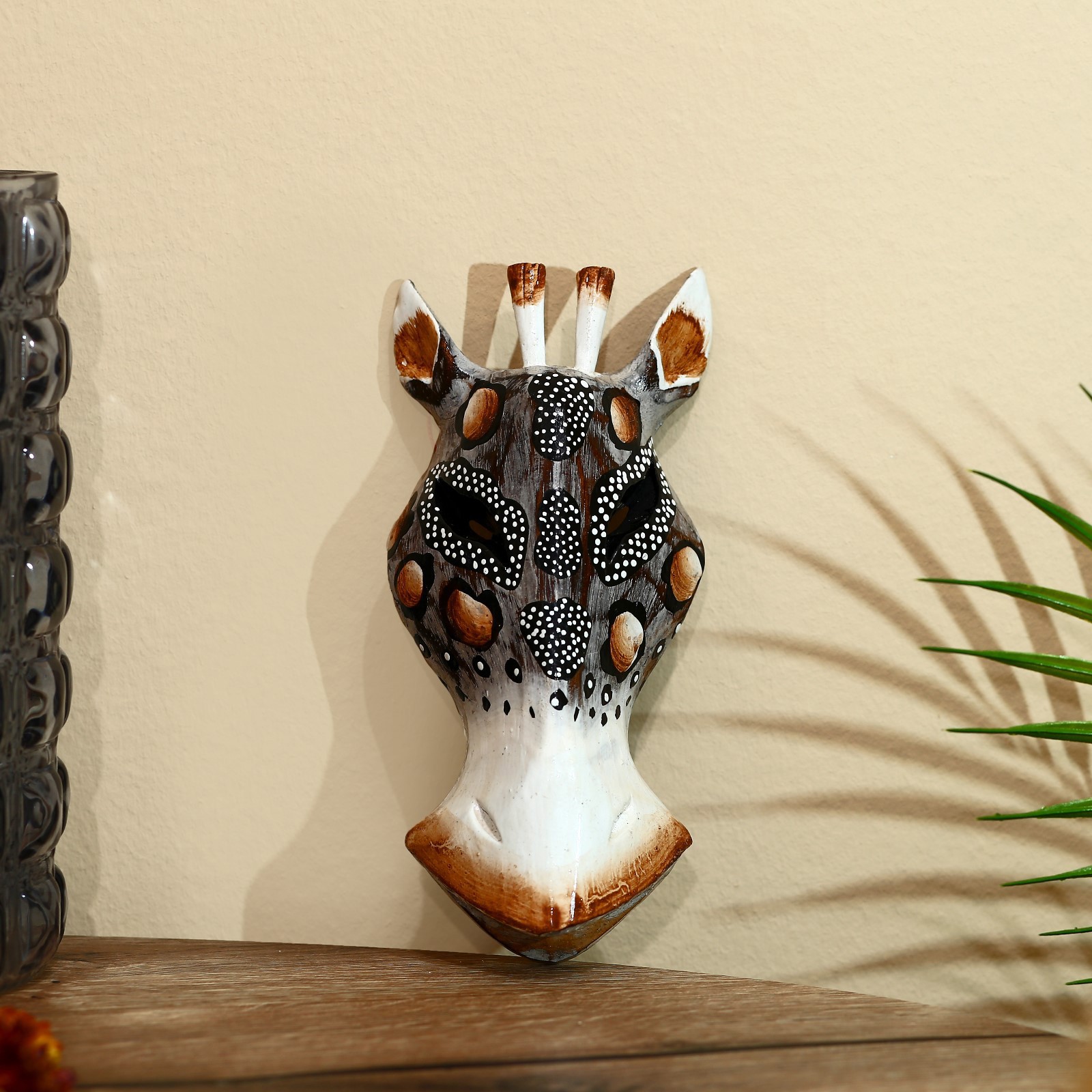 Изображение товара Панно SIMALAND Жираф точечки — ручная резьба из дерева 19x9x4 см