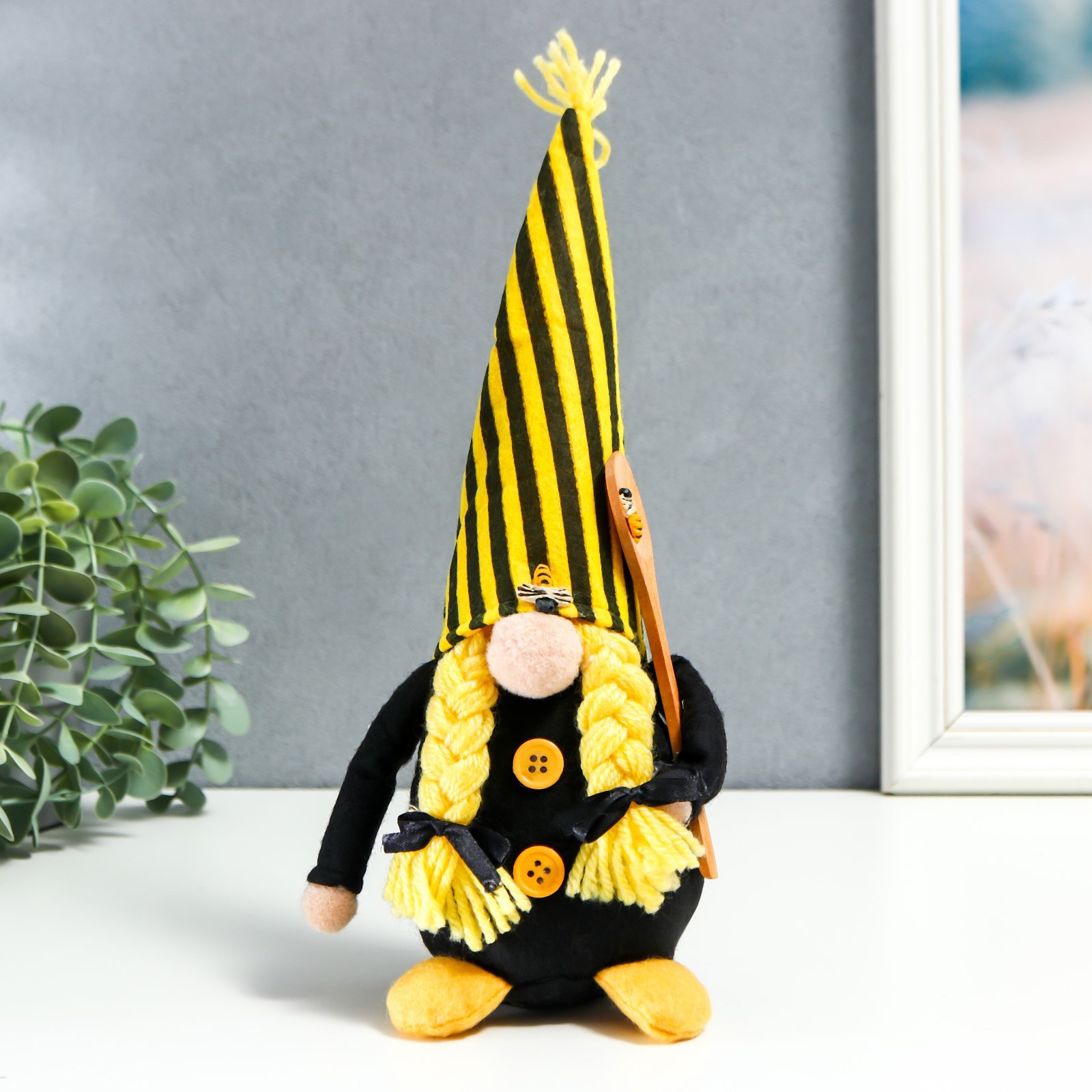 Изображение товара Кукла интерьерная "Бабуля в полосатом колпаке с ложкой для мёда и пчёлами" 28x8 см